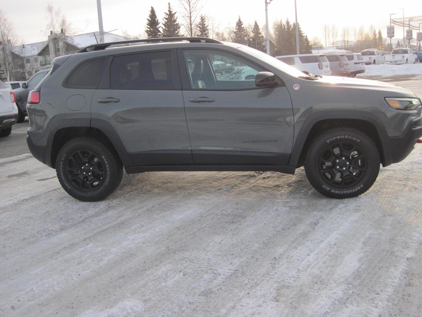 2022 gray /black Jeep Cherokee Trailhawk 4WD (1C4PJMBX9ND) with an 3.2L V6 DOHC 24V engine, 9A transmission, located at 9530 Old Seward Highway, Anchorage, AK, 99515, (907) 349-3343, 61.134140, -149.865570 - Low miles on this Jeep Cherokee Trailhawk come take a test drive - Photo#2