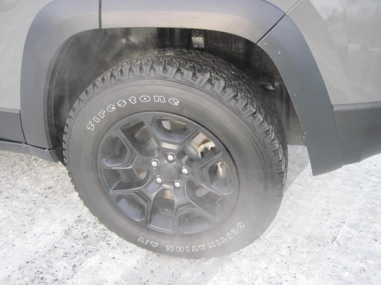 2022 gray /black Jeep Cherokee Trailhawk 4WD (1C4PJMBX9ND) with an 3.2L V6 DOHC 24V engine, 9A transmission, located at 9530 Old Seward Highway, Anchorage, AK, 99515, (907) 349-3343, 61.134140, -149.865570 - Low miles on this Jeep Cherokee Trailhawk come take a test drive - Photo#7