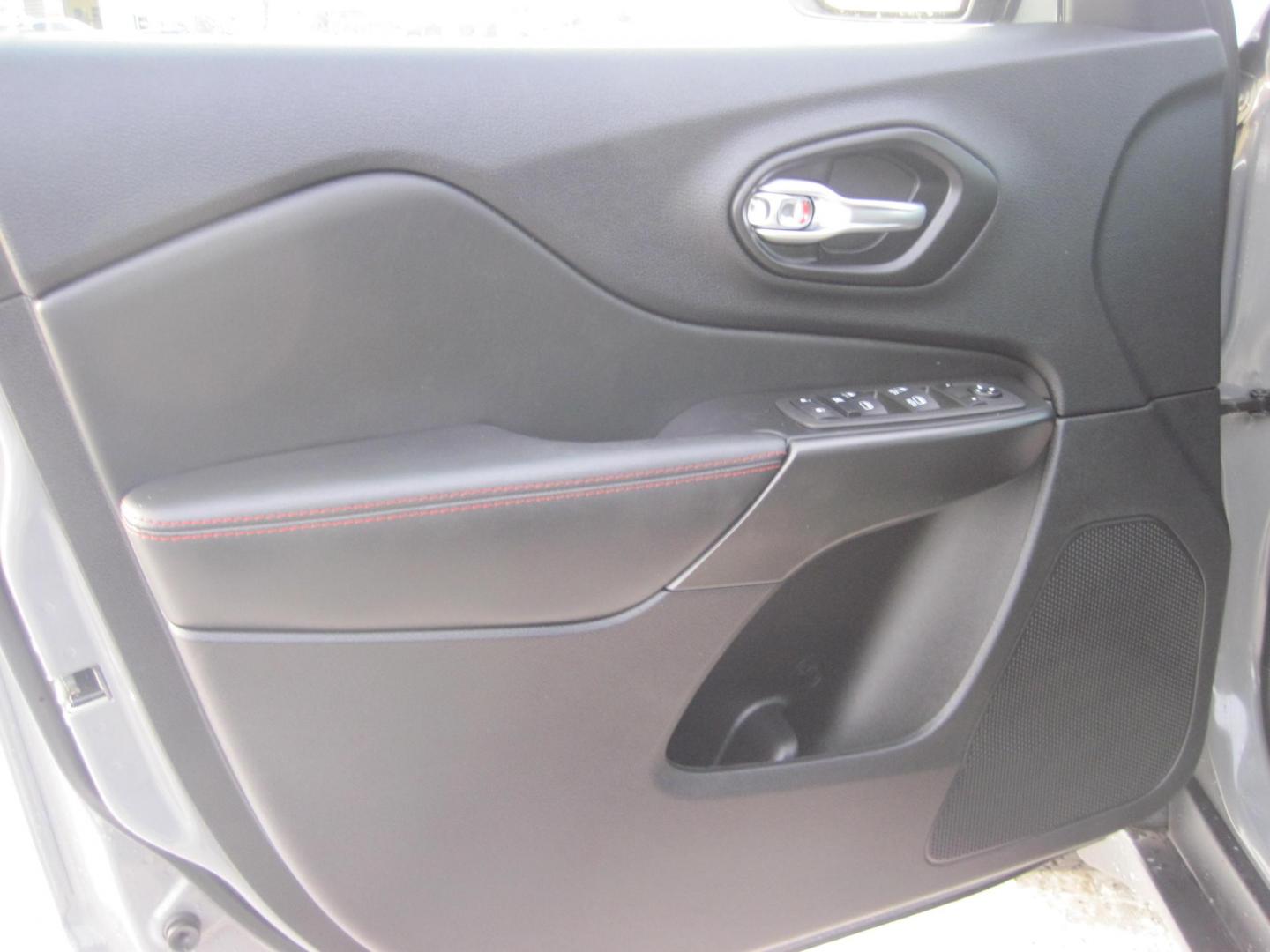 2022 gray /black Jeep Cherokee Trailhawk 4WD (1C4PJMBX9ND) with an 3.2L V6 DOHC 24V engine, 9A transmission, located at 9530 Old Seward Highway, Anchorage, AK, 99515, (907) 349-3343, 61.134140, -149.865570 - Low miles on this Jeep Cherokee Trailhawk come take a test drive - Photo#9