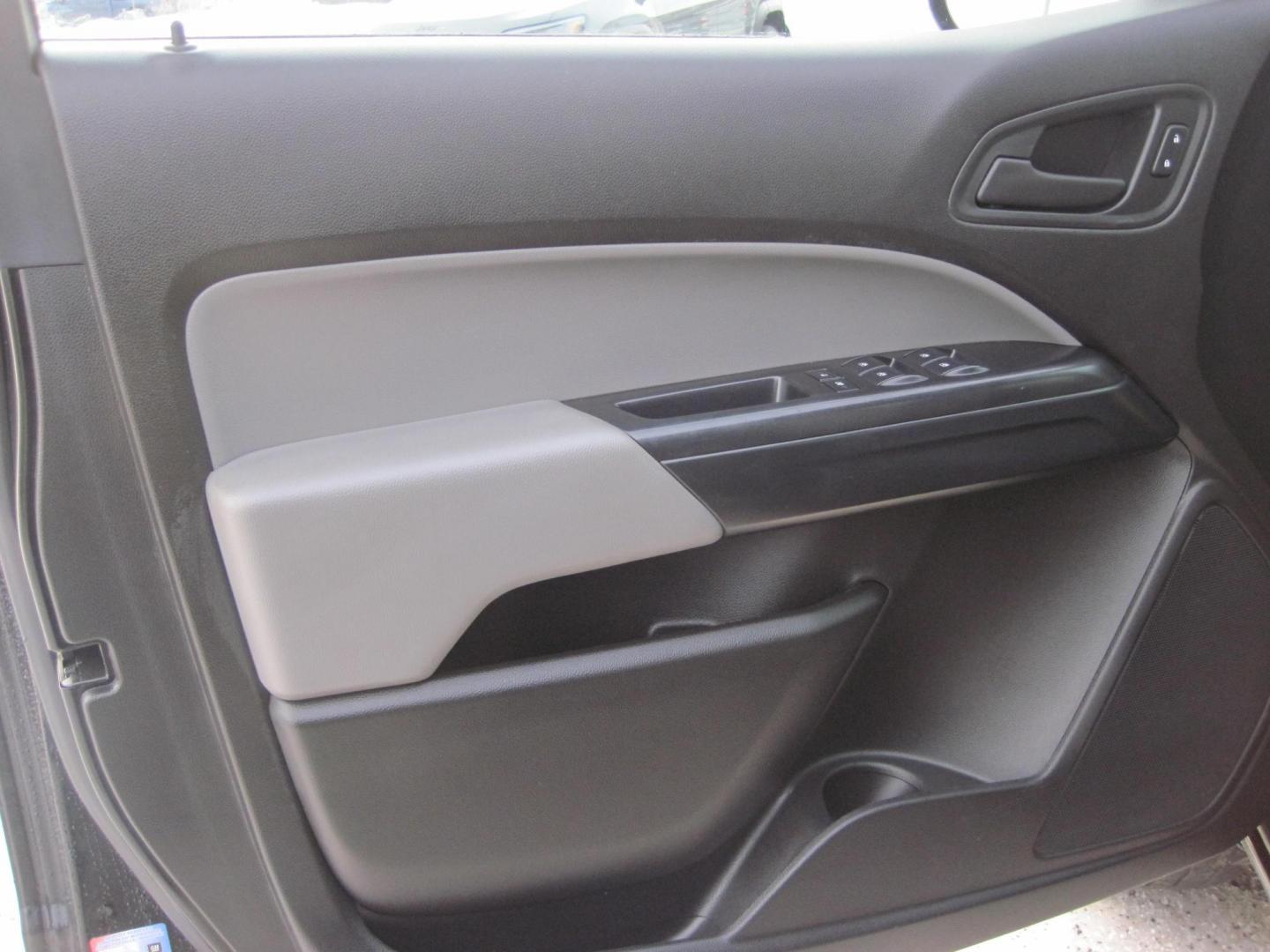 2016 black /gray Chevrolet Colorado Crew Cab 4WD Short Box (1GCGTBE35G1) with an 3.6L V6 DOHC 24V GAS engine, 6A transmission, located at 9530 Old Seward Highway, Anchorage, AK, 99515, (907) 349-3343, 61.134140, -149.865570 - Low Miles on this Chevrolet Colorado Crew Cab - Photo#6