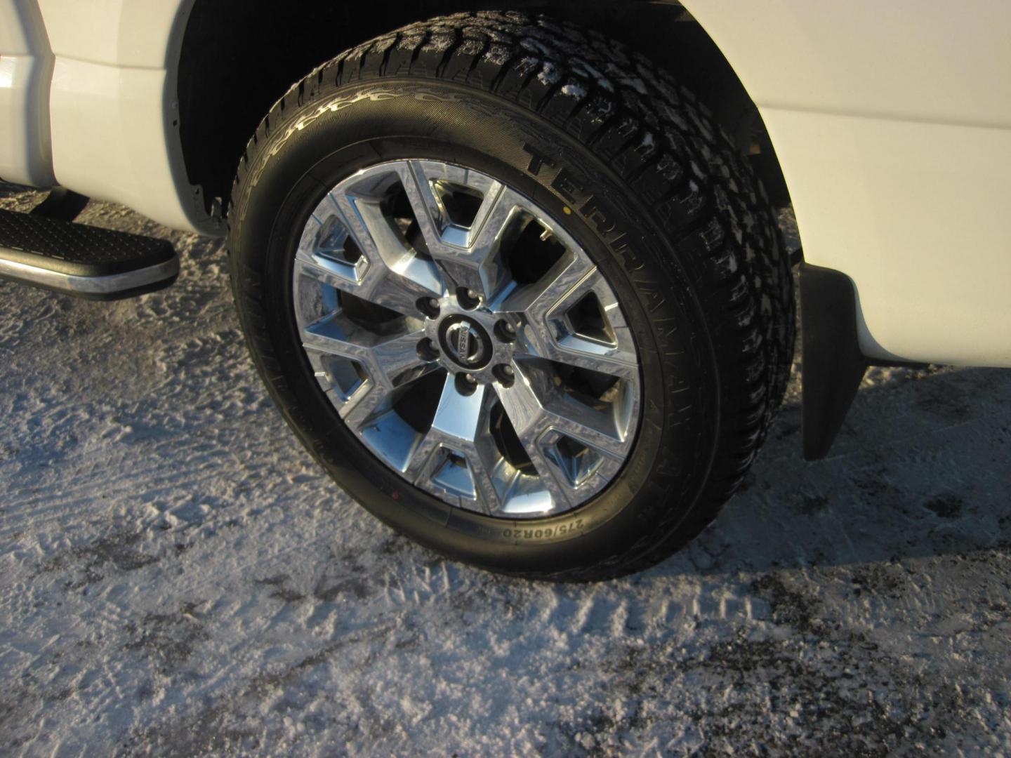 2021 white /black Nissan Titan SL Crew Cab 4WD (1N6AA1ED5MN) with an 5.6L V8 DOHC 32V engine, 9A transmission, located at 9530 Old Seward Highway, Anchorage, AK, 99515, (907) 349-3343, 61.134140, -149.865570 - Loaded Nissan Titan SL, sunroof, fender sound system, come take a test drive. - Photo#5