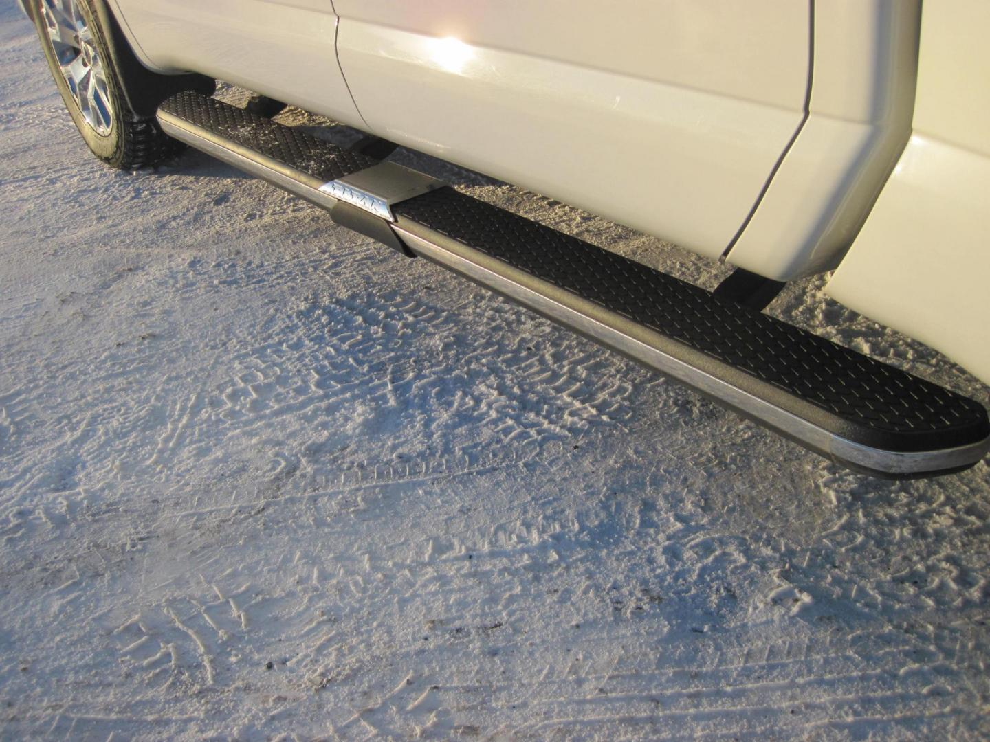 2021 white /black Nissan Titan SL Crew Cab 4WD (1N6AA1ED5MN) with an 5.6L V8 DOHC 32V engine, 9A transmission, located at 9530 Old Seward Highway, Anchorage, AK, 99515, (907) 349-3343, 61.134140, -149.865570 - Loaded Nissan Titan SL, sunroof, fender sound system, come take a test drive. - Photo#6