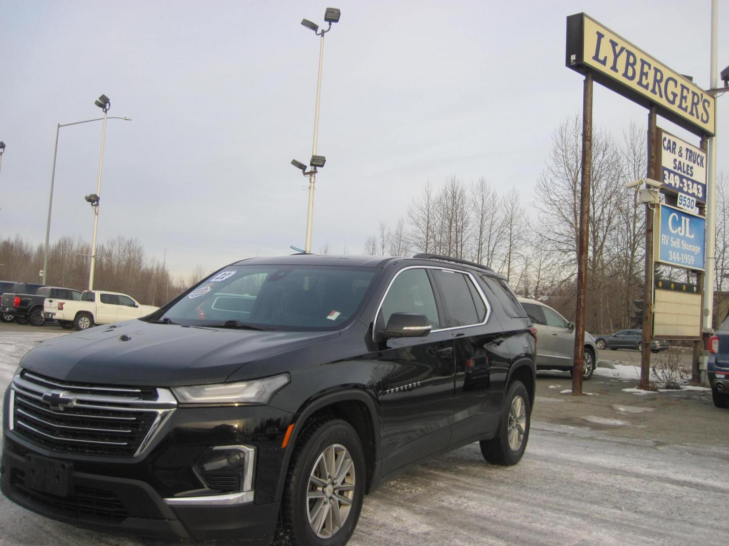 2022 black /black Chevrolet Traverse LT Cloth AWD (1GNEVGKW3NJ) with an 3.6L V6 DOHC 24V engine, 9A transmission, located at 9530 Old Seward Highway, Anchorage, AK, 99515, (907) 349-3343, 61.134140, -149.865570 - Nice Chevrolet Traverse LT come take a test drive. - Photo#0