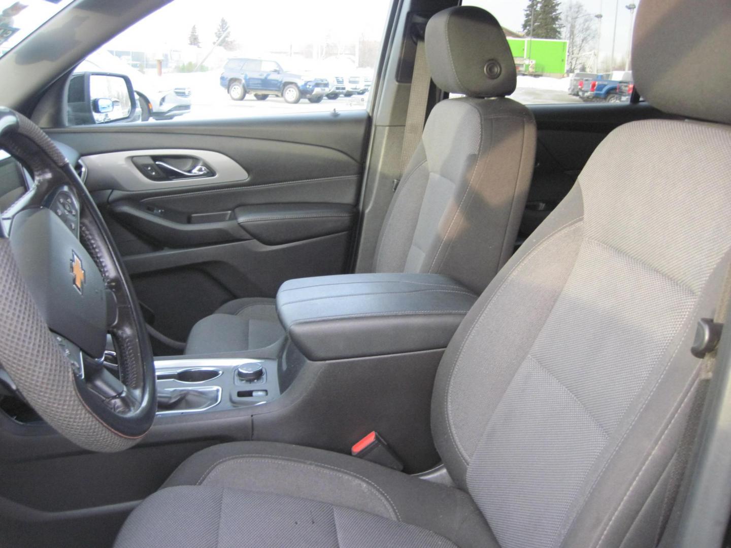 2022 black /black Chevrolet Traverse LT Cloth AWD (1GNEVGKW3NJ) with an 3.6L V6 DOHC 24V engine, 9A transmission, located at 9530 Old Seward Highway, Anchorage, AK, 99515, (907) 349-3343, 61.134140, -149.865570 - Nice Chevrolet Traverse LT come take a test drive. - Photo#10