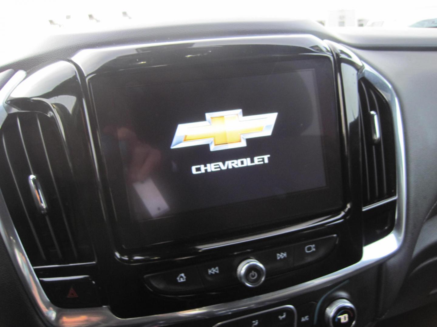 2022 black /black Chevrolet Traverse LT Cloth AWD (1GNEVGKW3NJ) with an 3.6L V6 DOHC 24V engine, 9A transmission, located at 9530 Old Seward Highway, Anchorage, AK, 99515, (907) 349-3343, 61.134140, -149.865570 - Nice Chevrolet Traverse LT come take a test drive. - Photo#11