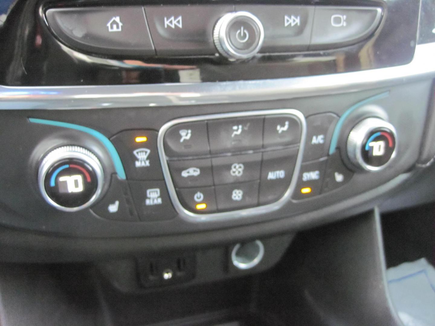 2022 black /black Chevrolet Traverse LT Cloth AWD (1GNEVGKW3NJ) with an 3.6L V6 DOHC 24V engine, 9A transmission, located at 9530 Old Seward Highway, Anchorage, AK, 99515, (907) 349-3343, 61.134140, -149.865570 - Nice Chevrolet Traverse LT come take a test drive. - Photo#17