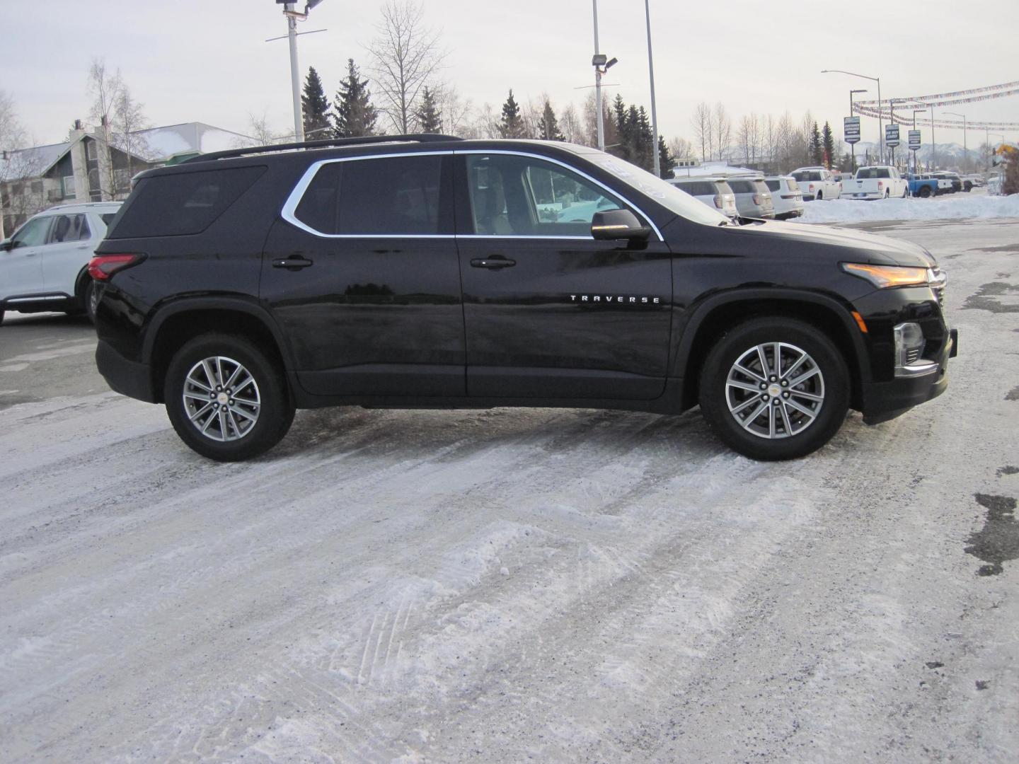 2022 black /black Chevrolet Traverse LT Cloth AWD (1GNEVGKW3NJ) with an 3.6L V6 DOHC 24V engine, 9A transmission, located at 9530 Old Seward Highway, Anchorage, AK, 99515, (907) 349-3343, 61.134140, -149.865570 - Nice Chevrolet Traverse LT come take a test drive. - Photo#2