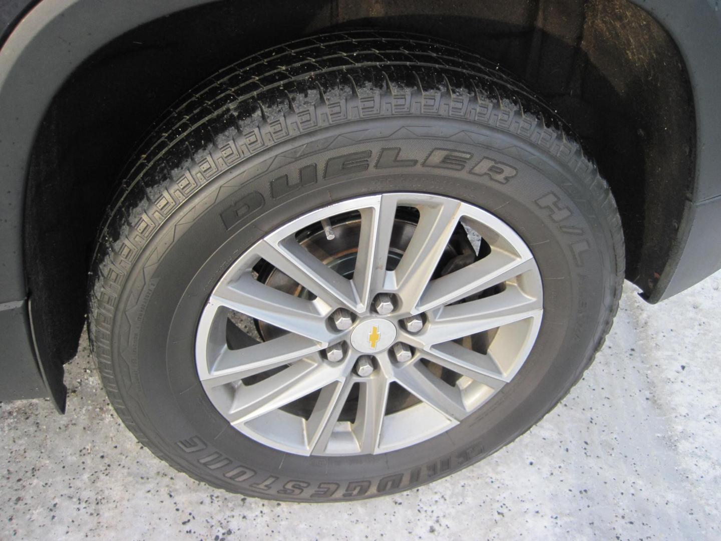 2022 black /black Chevrolet Traverse LT Cloth AWD (1GNEVGKW3NJ) with an 3.6L V6 DOHC 24V engine, 9A transmission, located at 9530 Old Seward Highway, Anchorage, AK, 99515, (907) 349-3343, 61.134140, -149.865570 - Nice Chevrolet Traverse LT come take a test drive. - Photo#5
