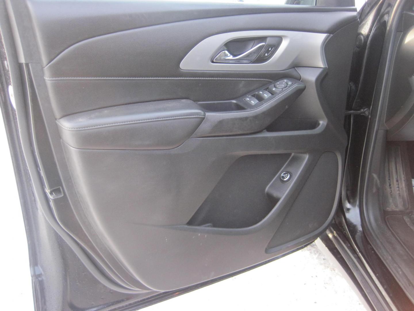 2022 black /black Chevrolet Traverse LT Cloth AWD (1GNEVGKW3NJ) with an 3.6L V6 DOHC 24V engine, 9A transmission, located at 9530 Old Seward Highway, Anchorage, AK, 99515, (907) 349-3343, 61.134140, -149.865570 - Nice Chevrolet Traverse LT come take a test drive. - Photo#9