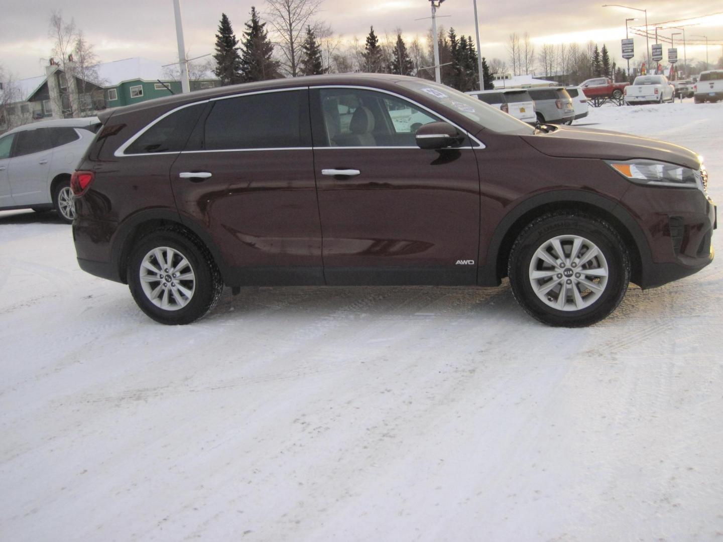 2020 brown /black Kia Sorento LX AWD (5XYPGDA34LG) with an 2.4L L4 DOHC 16V engine, 6A transmission, located at 9530 Old Seward Highway, Anchorage, AK, 99515, (907) 349-3343, 61.134140, -149.865570 - Nice Kia Sorento LX awd come take a test drive - Photo#2