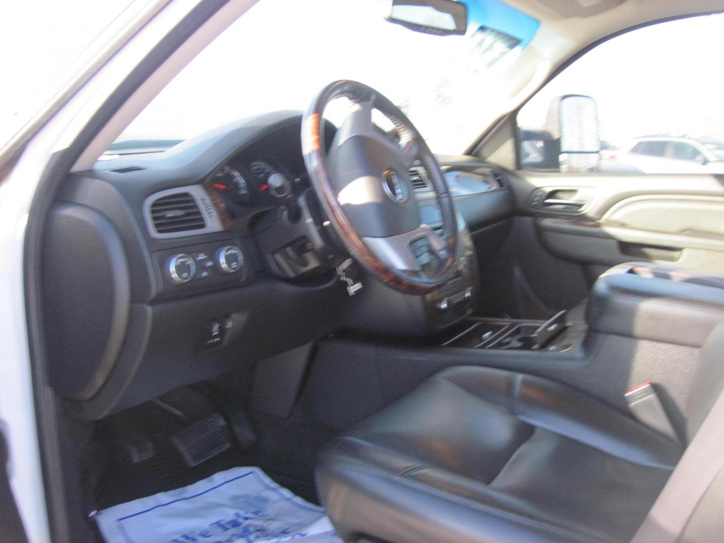 2014 white /black GMC Sierra 2500HD Denali Crew Cab 4WD (1GT125EGXEF) with an 6.0L V8 OHV 16V FFV engine, 6-Speed Automatic transmission, located at 9530 Old Seward Highway, Anchorage, AK, 99515, (907) 349-3343, 61.134140, -149.865570 - Low Miles on the GMC Sierra 2500 HD Denali come take a test drive - Photo#10