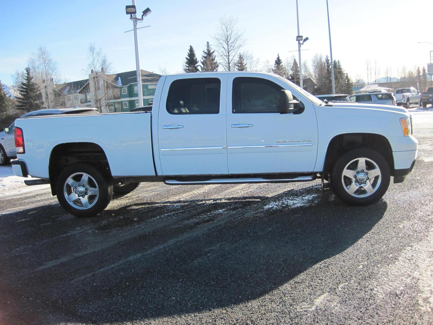 2014 white /black GMC Sierra 2500HD Denali Crew Cab 4WD (1GT125EGXEF) with an 6.0L V8 OHV 16V FFV engine, 6-Speed Automatic transmission, located at 9530 Old Seward Highway, Anchorage, AK, 99515, (907) 349-3343, 61.134140, -149.865570 - Low Miles on the GMC Sierra 2500 HD Denali come take a test drive - Photo#2