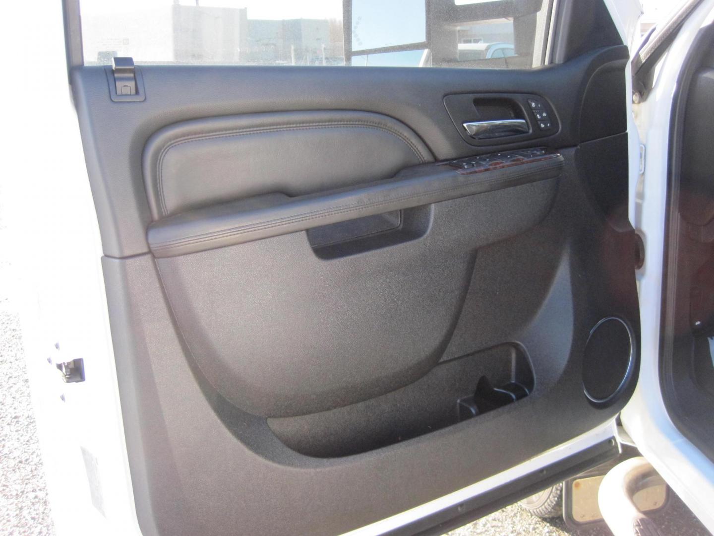 2014 white /black GMC Sierra 2500HD Denali Crew Cab 4WD (1GT125EGXEF) with an 6.0L V8 OHV 16V FFV engine, 6-Speed Automatic transmission, located at 9530 Old Seward Highway, Anchorage, AK, 99515, (907) 349-3343, 61.134140, -149.865570 - Low Miles on the GMC Sierra 2500 HD Denali come take a test drive - Photo#7