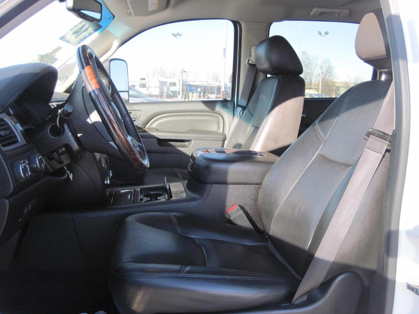 2014 white /black GMC Sierra 2500HD Denali Crew Cab 4WD (1GT125EGXEF) with an 6.0L V8 OHV 16V FFV engine, 6-Speed Automatic transmission, located at 9530 Old Seward Highway, Anchorage, AK, 99515, (907) 349-3343, 61.134140, -149.865570 - Low Miles on the GMC Sierra 2500 HD Denali come take a test drive - Photo#8