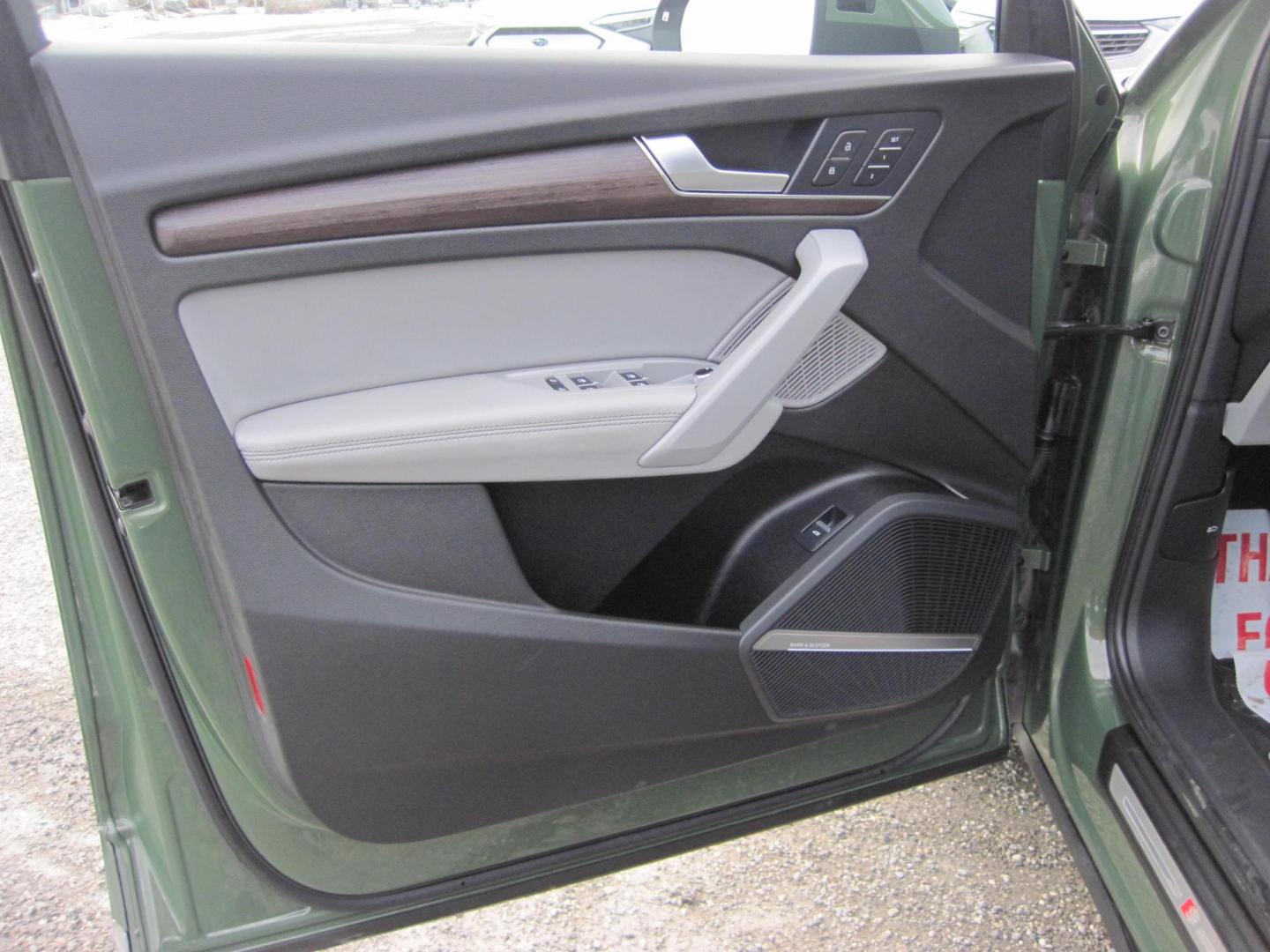 2021 green /gray Audi Q5 Sportback Prestige (WA16AAFY1M2) with an 2.0L L4 DOHC 16V engine, 7A transmission, located at 9530 Old Seward Highway, Anchorage, AK, 99515, (907) 349-3343, 61.134140, -149.865570 - Nice Audi Q5 quattro S-line come take a test drive - Photo#8