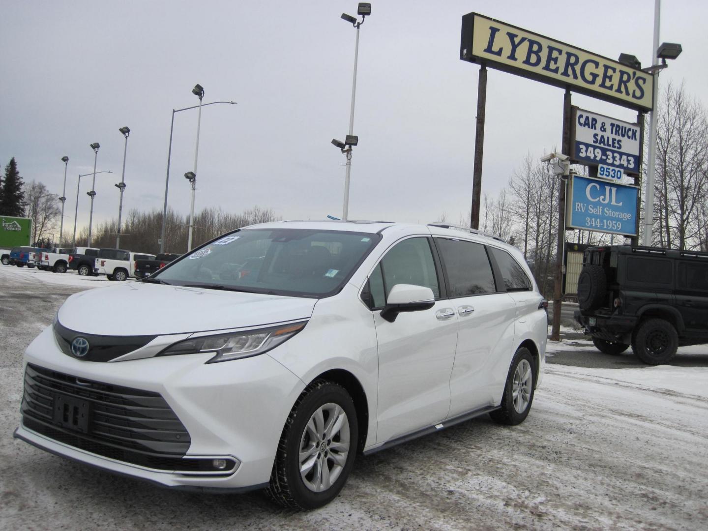 2022 white /black Toyota Sienna Limited 7-Passenger AWD (5TDZSKFC4NS) with an 2.5L L4 DOHC 16V HYBRID engine, CVT transmission, located at 9530 Old Seward Highway, Anchorage, AK, 99515, (907) 349-3343, 61.134140, -149.865570 - Loaded Toyota Sienna Limited AWD, come take a test drive. - Photo#0