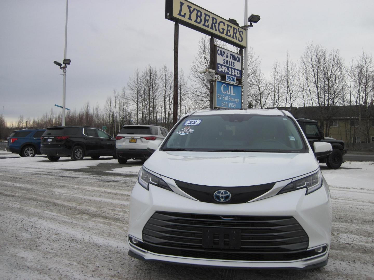 2022 white /black Toyota Sienna Limited 7-Passenger AWD (5TDZSKFC4NS) with an 2.5L L4 DOHC 16V HYBRID engine, CVT transmission, located at 9530 Old Seward Highway, Anchorage, AK, 99515, (907) 349-3343, 61.134140, -149.865570 - Loaded Toyota Sienna Limited AWD, come take a test drive. - Photo#1