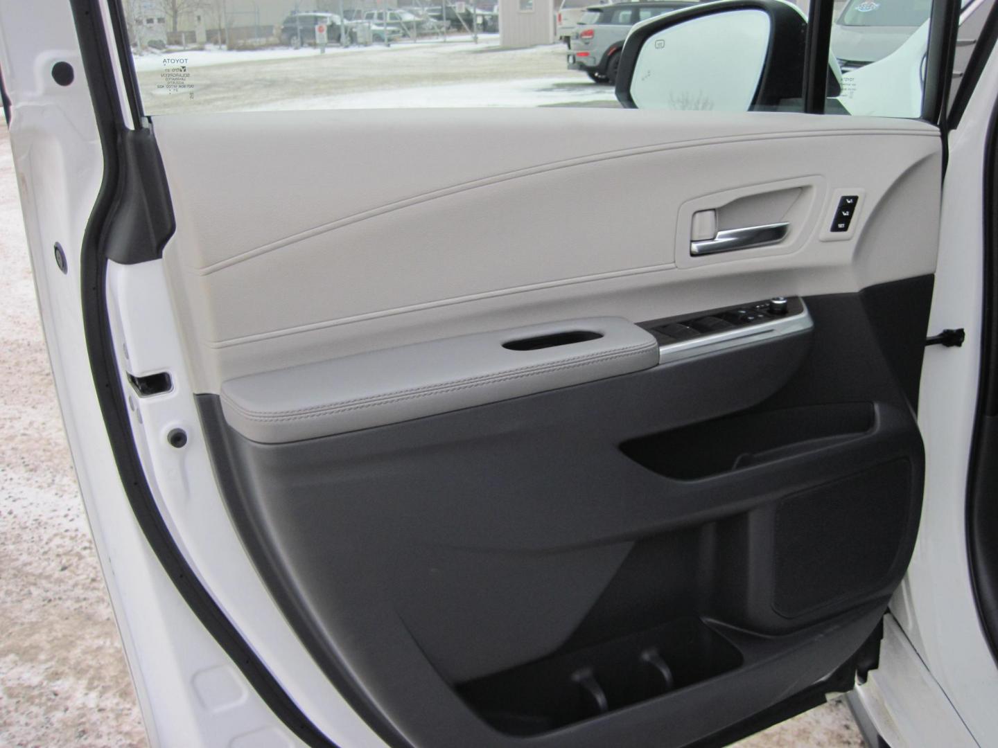 2022 white /black Toyota Sienna Limited 7-Passenger AWD (5TDZSKFC4NS) with an 2.5L L4 DOHC 16V HYBRID engine, CVT transmission, located at 9530 Old Seward Highway, Anchorage, AK, 99515, (907) 349-3343, 61.134140, -149.865570 - Loaded Toyota Sienna Limited AWD, come take a test drive. - Photo#11