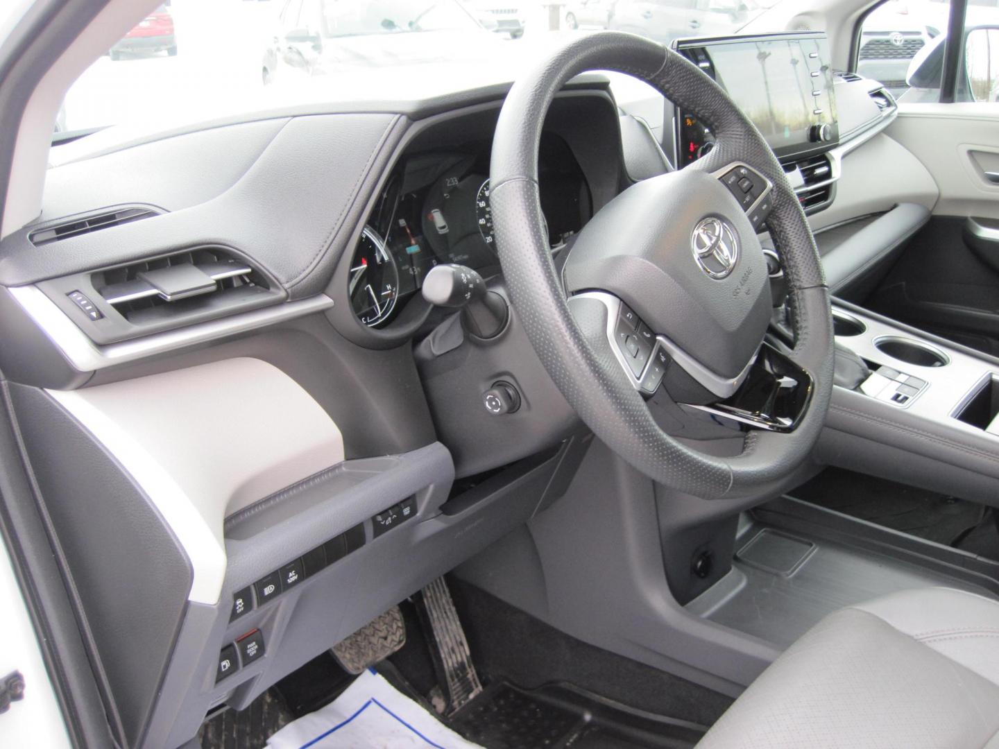 2022 white /black Toyota Sienna Limited 7-Passenger AWD (5TDZSKFC4NS) with an 2.5L L4 DOHC 16V HYBRID engine, CVT transmission, located at 9530 Old Seward Highway, Anchorage, AK, 99515, (907) 349-3343, 61.134140, -149.865570 - Loaded Toyota Sienna Limited AWD, come take a test drive. - Photo#12