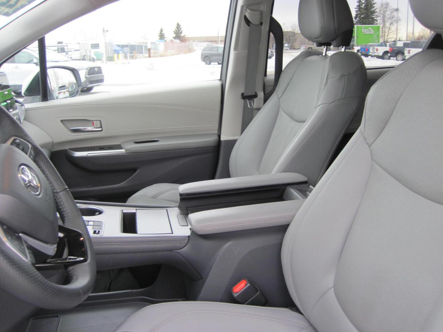 2022 white /black Toyota Sienna Limited 7-Passenger AWD (5TDZSKFC4NS) with an 2.5L L4 DOHC 16V HYBRID engine, CVT transmission, located at 9530 Old Seward Highway, Anchorage, AK, 99515, (907) 349-3343, 61.134140, -149.865570 - Loaded Toyota Sienna Limited AWD, come take a test drive. - Photo#13