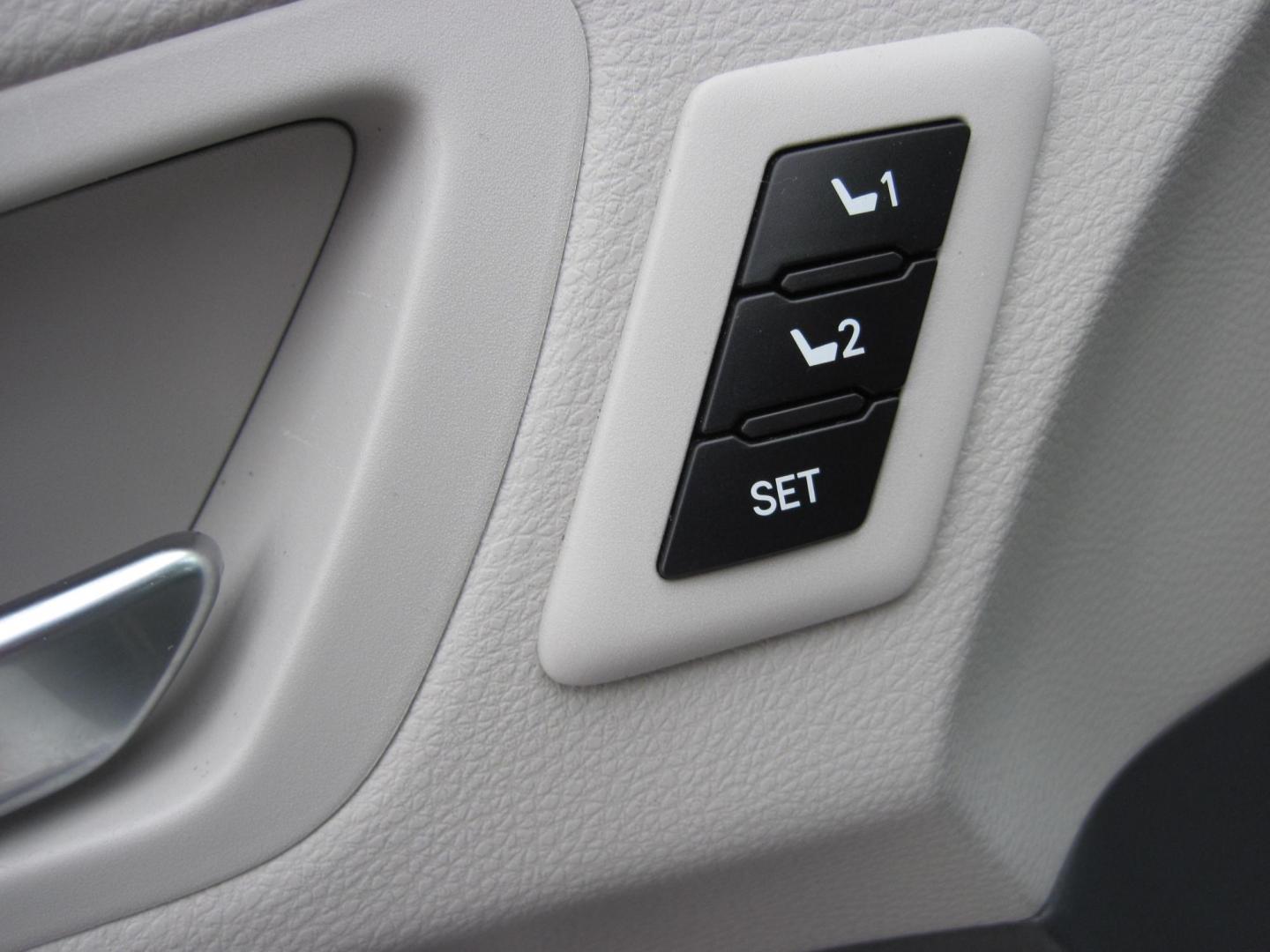 2022 white /black Toyota Sienna Limited 7-Passenger AWD (5TDZSKFC4NS) with an 2.5L L4 DOHC 16V HYBRID engine, CVT transmission, located at 9530 Old Seward Highway, Anchorage, AK, 99515, (907) 349-3343, 61.134140, -149.865570 - Loaded Toyota Sienna Limited AWD, come take a test drive. - Photo#15