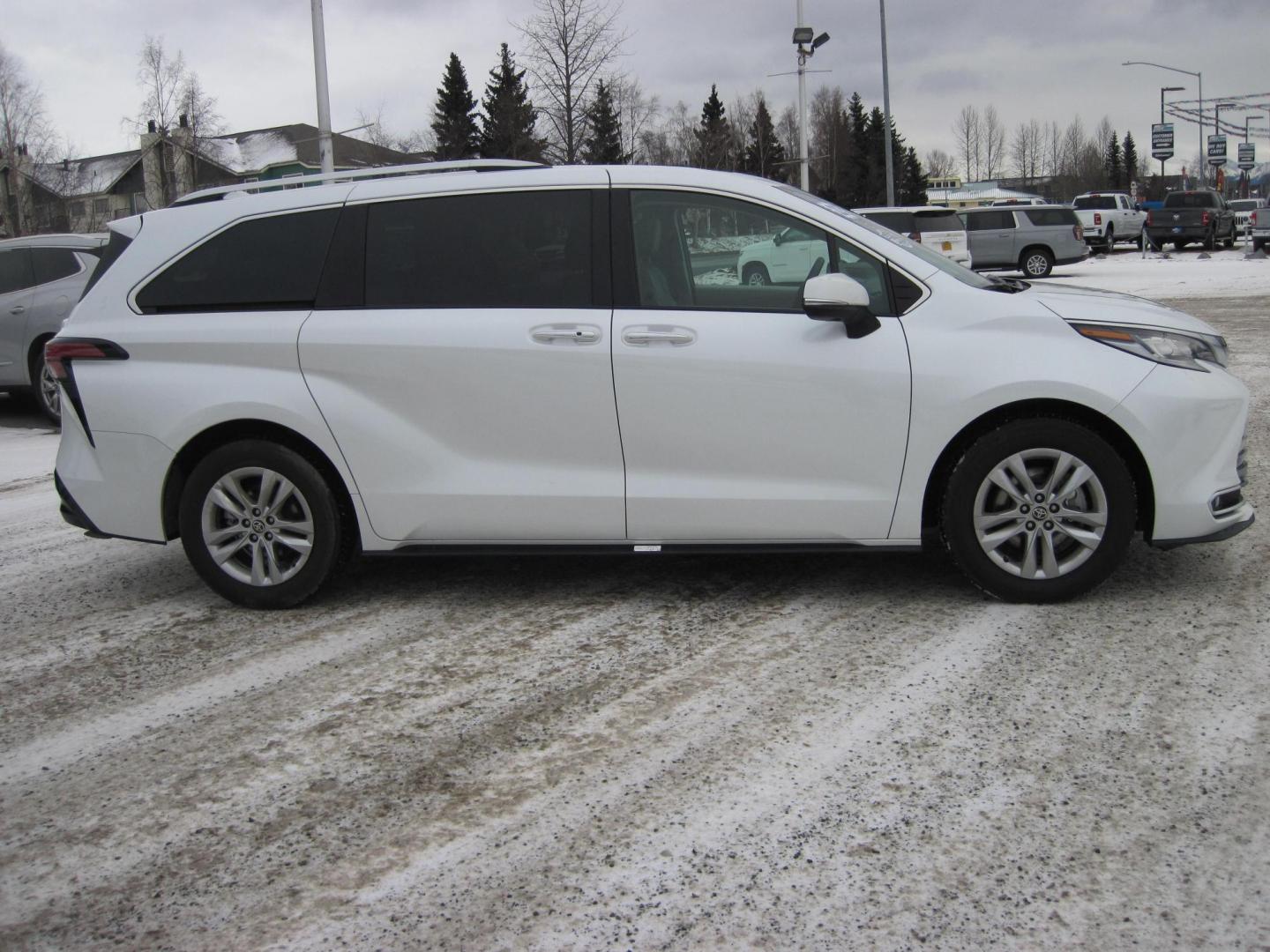 2022 white /black Toyota Sienna Limited 7-Passenger AWD (5TDZSKFC4NS) with an 2.5L L4 DOHC 16V HYBRID engine, CVT transmission, located at 9530 Old Seward Highway, Anchorage, AK, 99515, (907) 349-3343, 61.134140, -149.865570 - Loaded Toyota Sienna Limited AWD, come take a test drive. - Photo#3