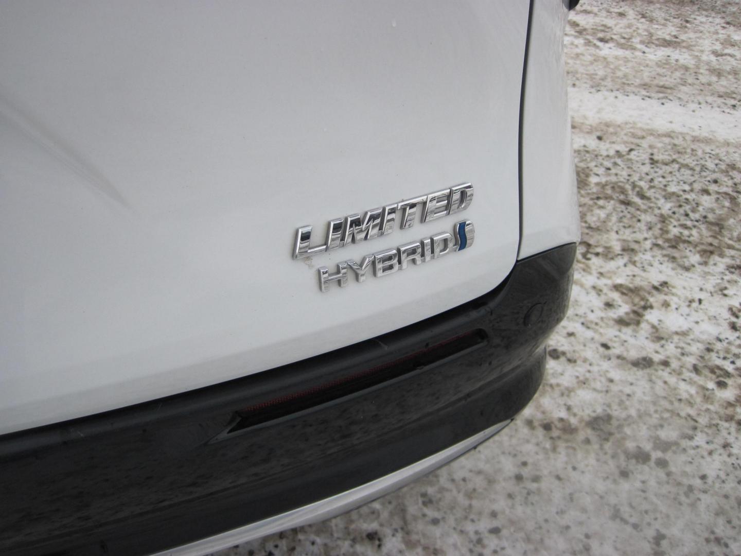 2022 white /black Toyota Sienna Limited 7-Passenger AWD (5TDZSKFC4NS) with an 2.5L L4 DOHC 16V HYBRID engine, CVT transmission, located at 9530 Old Seward Highway, Anchorage, AK, 99515, (907) 349-3343, 61.134140, -149.865570 - Loaded Toyota Sienna Limited AWD, come take a test drive. - Photo#5