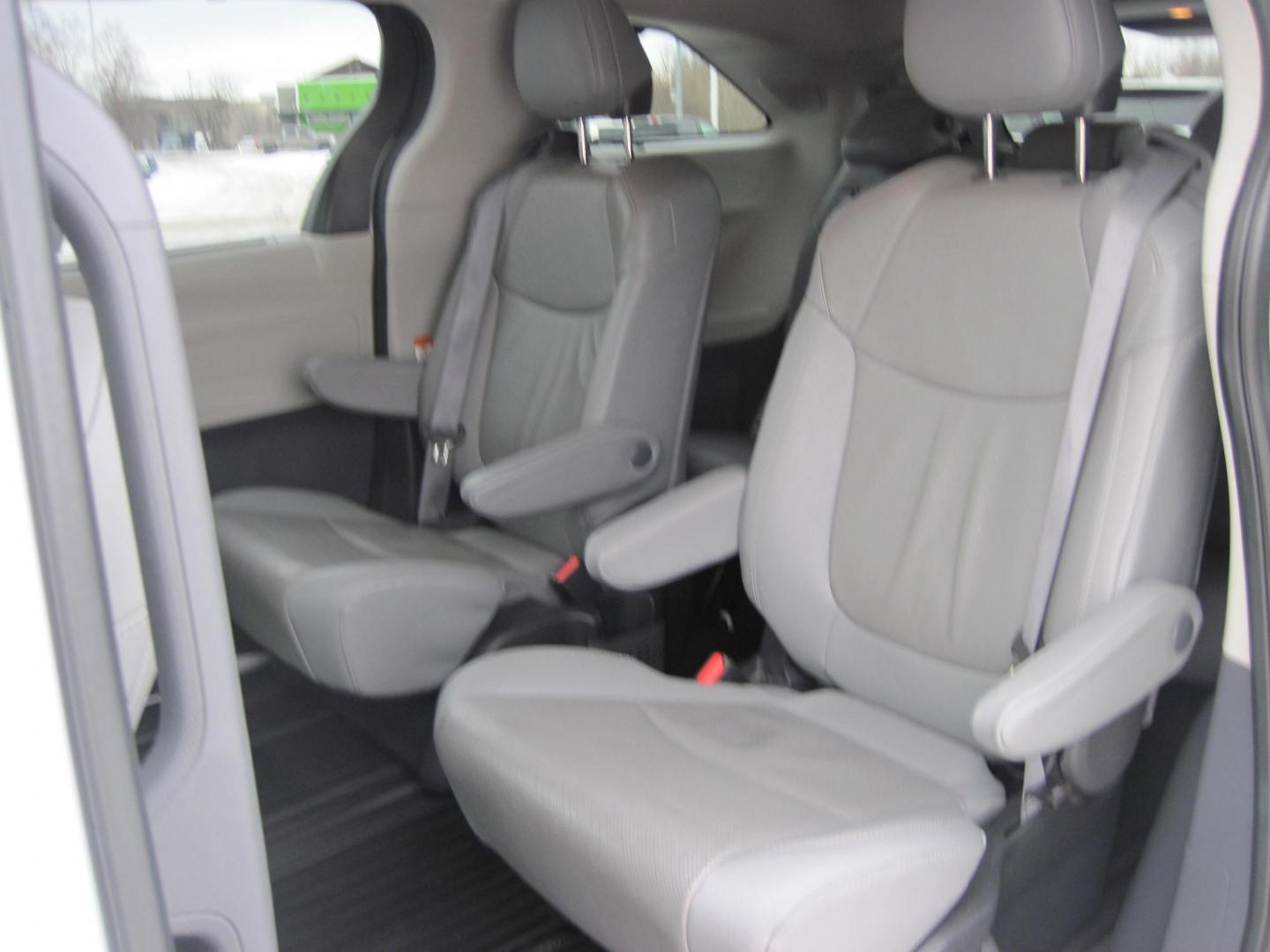 2022 white /black Toyota Sienna Limited 7-Passenger AWD (5TDZSKFC4NS) with an 2.5L L4 DOHC 16V HYBRID engine, CVT transmission, located at 9530 Old Seward Highway, Anchorage, AK, 99515, (907) 349-3343, 61.134140, -149.865570 - Loaded Toyota Sienna Limited AWD, come take a test drive. - Photo#6