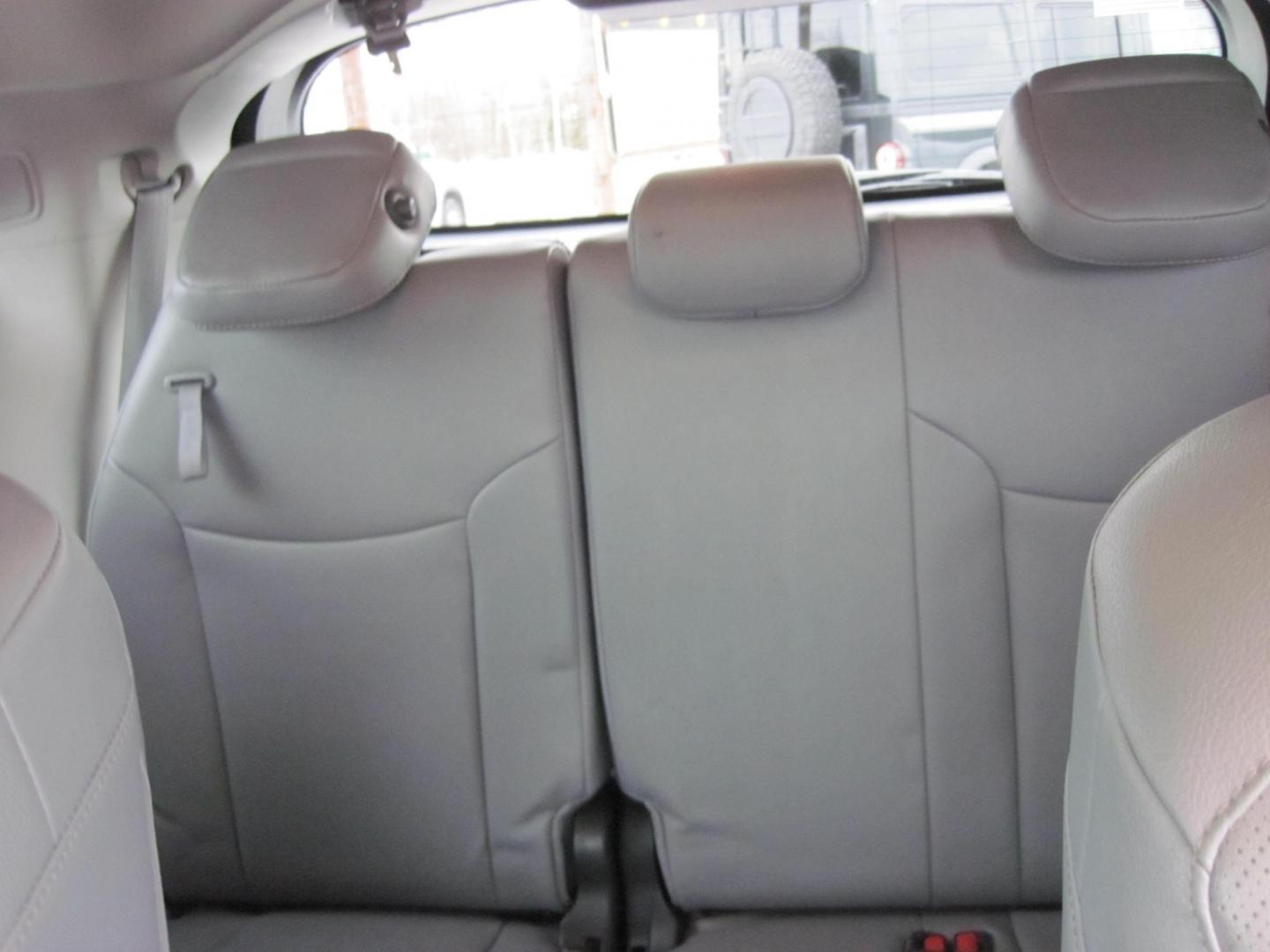 2022 white /black Toyota Sienna Limited 7-Passenger AWD (5TDZSKFC4NS) with an 2.5L L4 DOHC 16V HYBRID engine, CVT transmission, located at 9530 Old Seward Highway, Anchorage, AK, 99515, (907) 349-3343, 61.134140, -149.865570 - Loaded Toyota Sienna Limited AWD, come take a test drive. - Photo#7