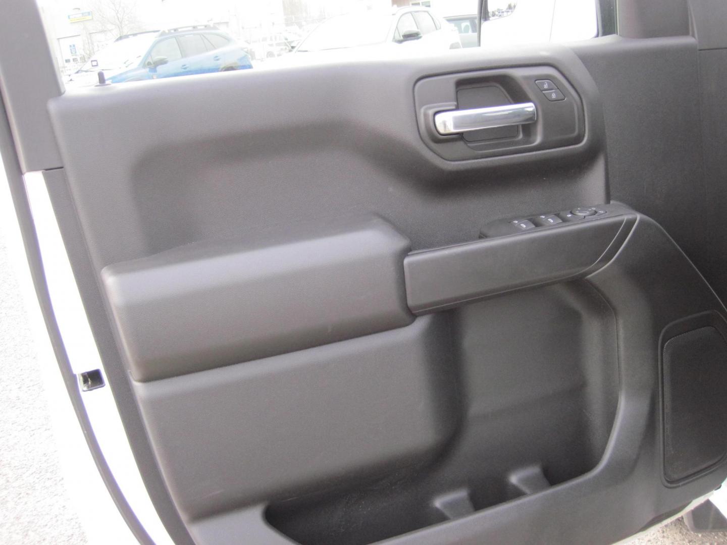 2023 white /black GMC Sierra 1500 Pro Crew Cab 4WD (3GTPUAEK8PG) with an 2.7L L4 DOHC 16V TURBO engine, 6A transmission, located at 9530 Old Seward Highway, Anchorage, AK, 99515, (907) 349-3343, 61.134140, -149.865570 - Nice GMC Sierra 1500 PRO come take a test drive - Photo#4