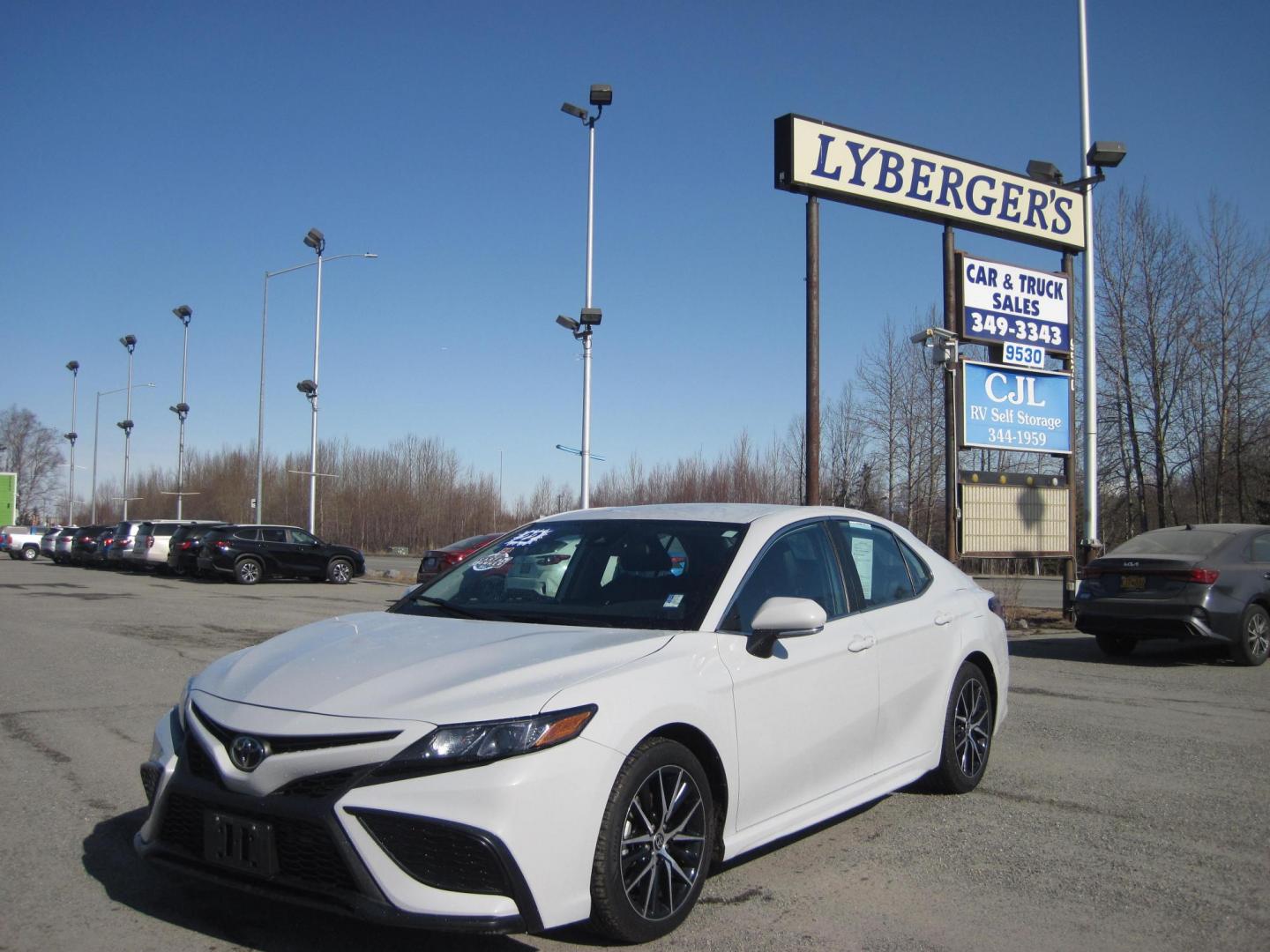 2022 gray /black Toyota Camry SE (4T1G11AK2NU) with an 2.5L L4 DOHC 16V engine, 8A transmission, located at 9530 Old Seward Highway, Anchorage, AK, 99515, (907) 349-3343, 61.134140, -149.865570 - Nice 2022 Toyota Camry SE come take a test drive. - Photo#0