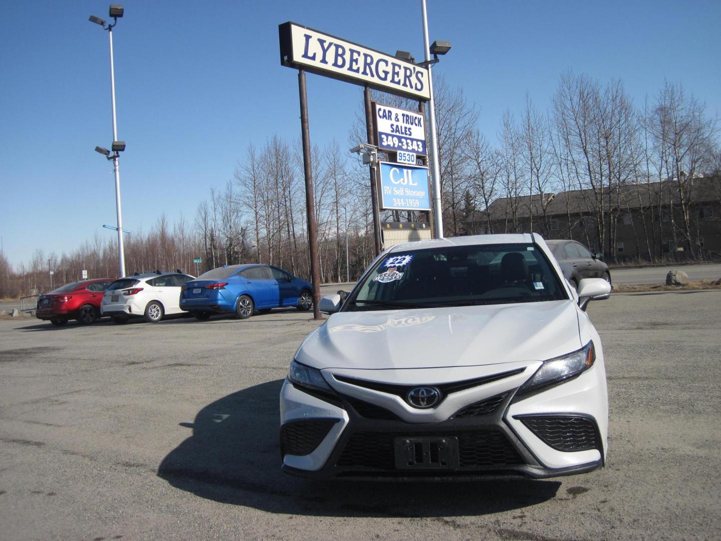 2022 gray /black Toyota Camry SE (4T1G11AK2NU) with an 2.5L L4 DOHC 16V engine, 8A transmission, located at 9530 Old Seward Highway, Anchorage, AK, 99515, (907) 349-3343, 61.134140, -149.865570 - Nice 2022 Toyota Camry SE come take a test drive. - Photo#1
