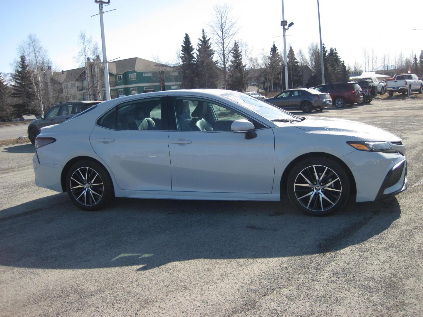 2022 gray /black Toyota Camry SE (4T1G11AK2NU) with an 2.5L L4 DOHC 16V engine, 8A transmission, located at 9530 Old Seward Highway, Anchorage, AK, 99515, (907) 349-3343, 61.134140, -149.865570 - Nice 2022 Toyota Camry SE come take a test drive. - Photo#6