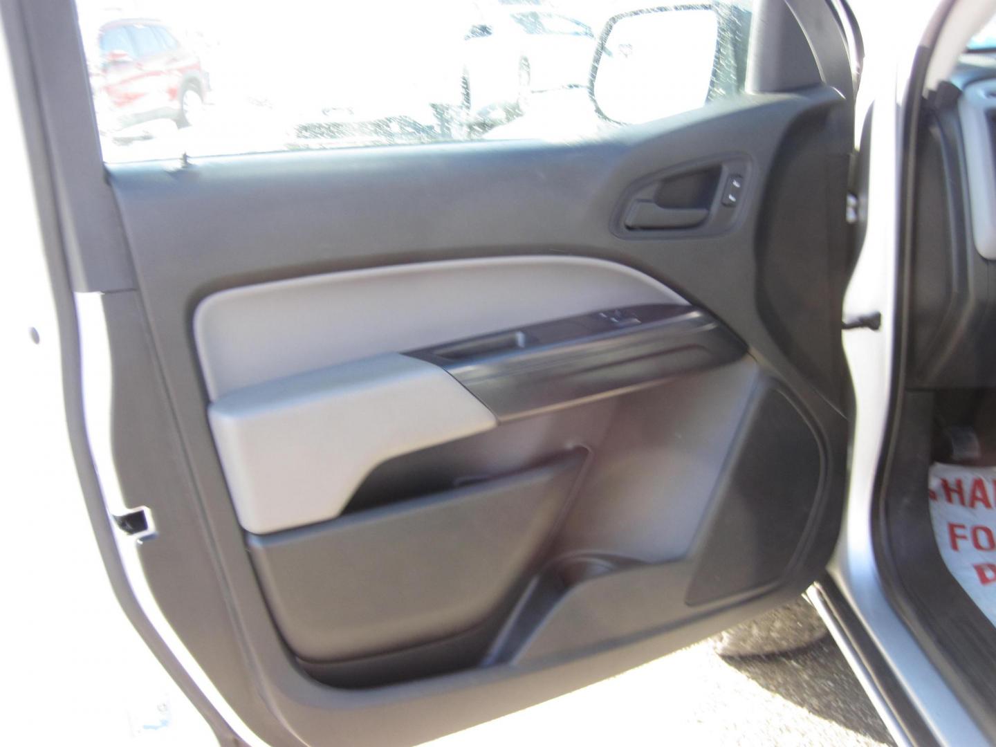 2016 silver /gray Chevrolet Colorado LT Ext. Cab 4WD (1GCHTBE36G1) with an 3.6L V6 DOHC 24V GAS engine, 6A transmission, located at 9530 Old Seward Highway, Anchorage, AK, 99515, (907) 349-3343, 61.134140, -149.865570 - Photo#4
