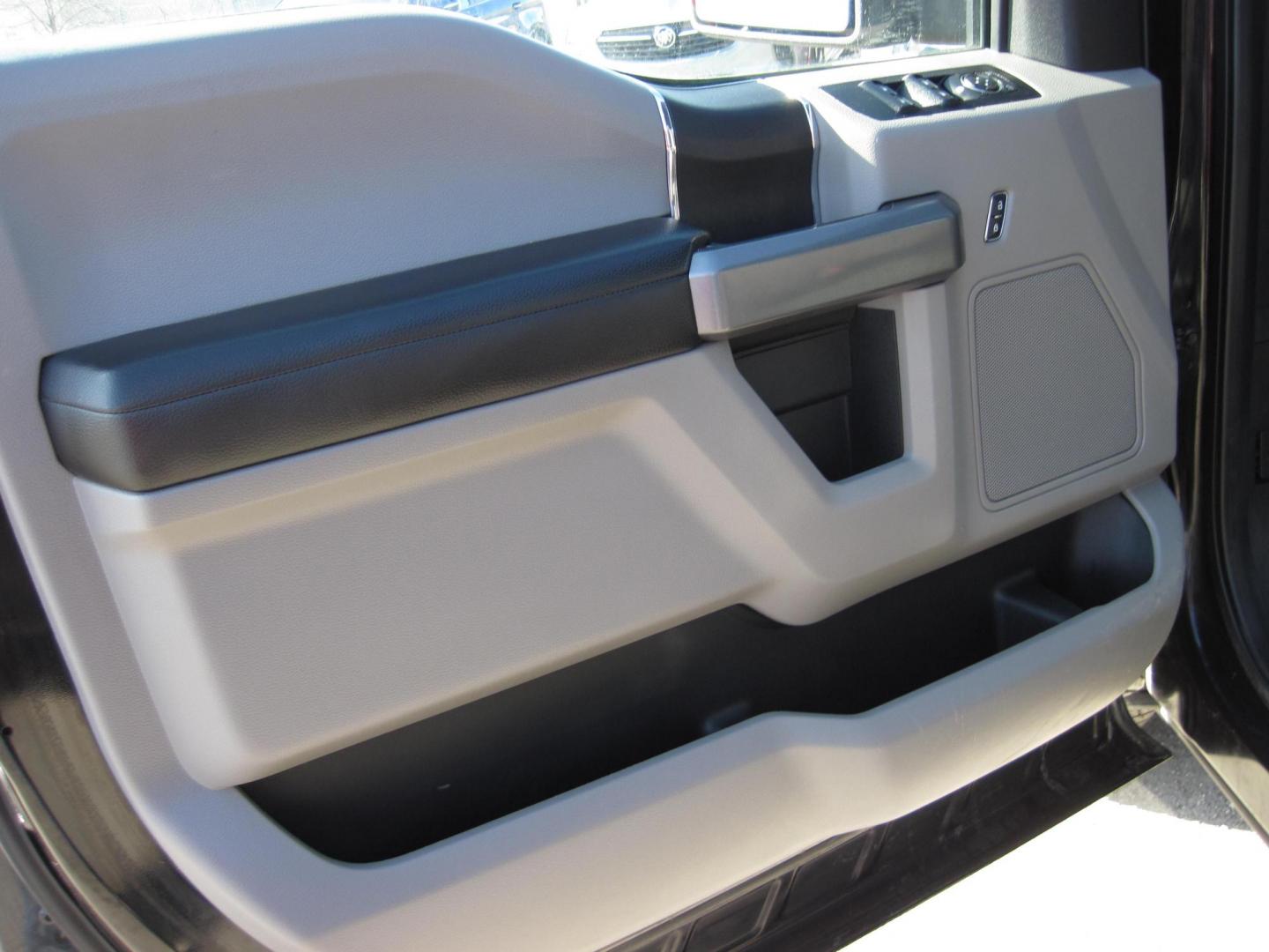 2019 black /gray Ford F-150 Lariat SuperCrew 5.5-ft. Bed 4WD (1FTEW1E52KK) with an 5.0L V8 OHV 32V engine, 6A transmission, located at 9530 Old Seward Highway, Anchorage, AK, 99515, (907) 349-3343, 61.134140, -149.865570 - Nice 2019 Ford F-150 XLT 4wd with 5.0 engine, come take a test drive. - Photo#6