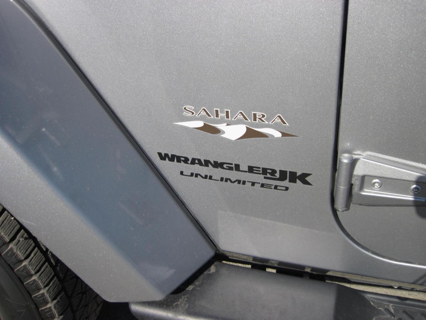 2018 silver /black Jeep Wrangler Unlimited Sahara 4WD (1C4HJWEG5JL) with an 3.6L V6 DOHC 24V FFV engine, located at 9530 Old Seward Highway, Anchorage, AK, 99515, (907) 349-3343, 61.134140, -149.865570 - Photo#10