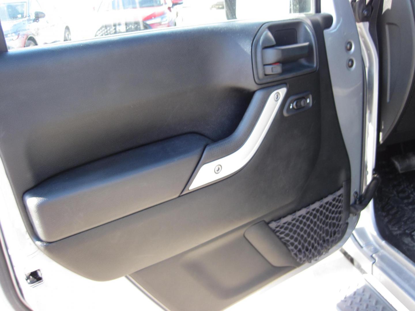 2018 silver /black Jeep Wrangler Unlimited Sahara 4WD (1C4HJWEG5JL) with an 3.6L V6 DOHC 24V FFV engine, located at 9530 Old Seward Highway, Anchorage, AK, 99515, (907) 349-3343, 61.134140, -149.865570 - Photo#12