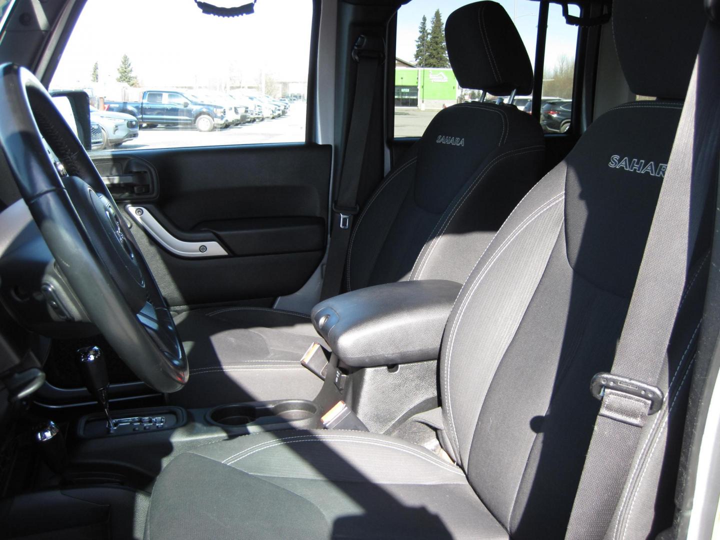 2018 silver /black Jeep Wrangler Unlimited Sahara 4WD (1C4HJWEG5JL) with an 3.6L V6 DOHC 24V FFV engine, located at 9530 Old Seward Highway, Anchorage, AK, 99515, (907) 349-3343, 61.134140, -149.865570 - Photo#13