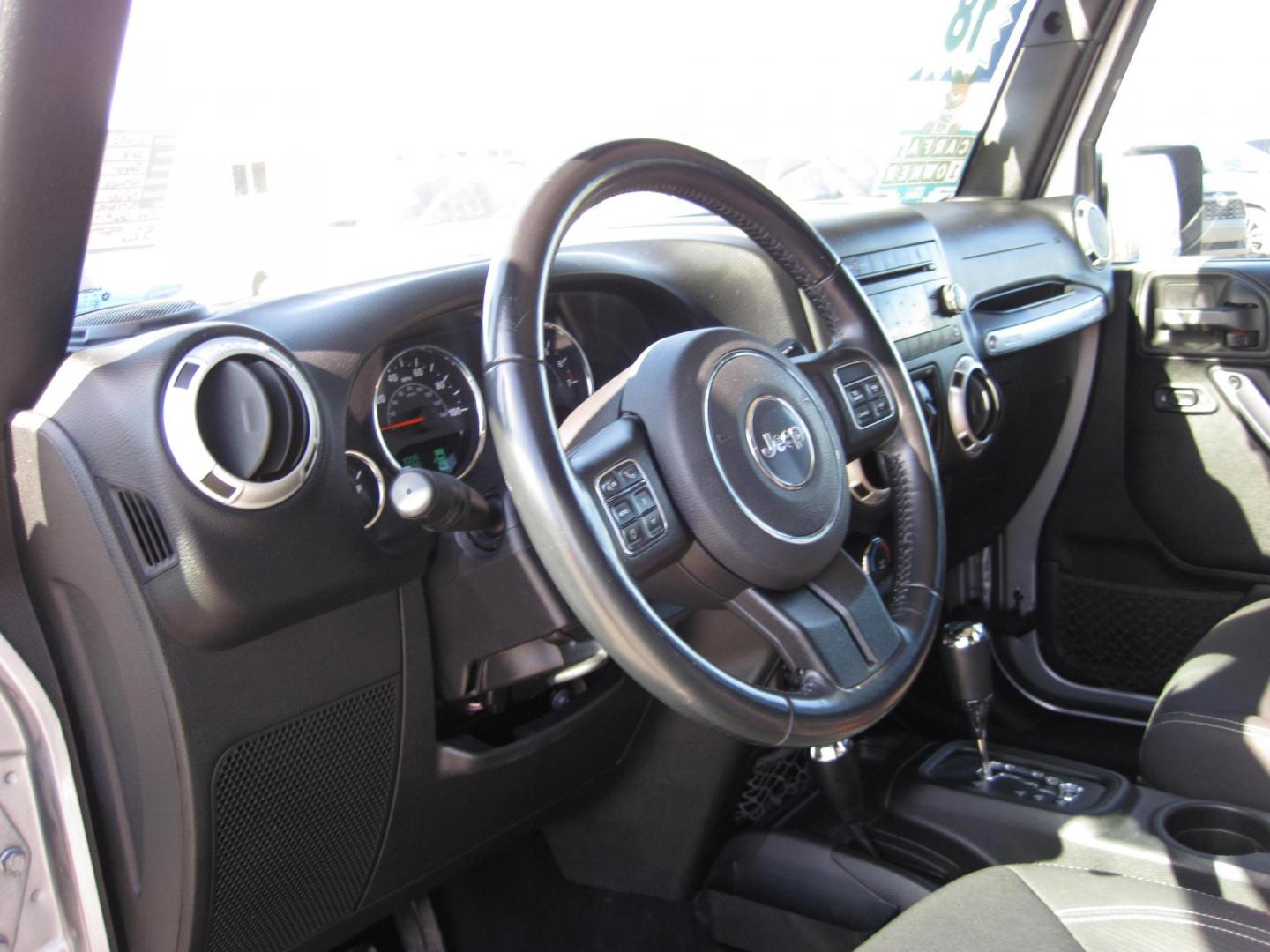 2018 silver /black Jeep Wrangler Unlimited Sahara 4WD (1C4HJWEG5JL) with an 3.6L V6 DOHC 24V FFV engine, located at 9530 Old Seward Highway, Anchorage, AK, 99515, (907) 349-3343, 61.134140, -149.865570 - Photo#15
