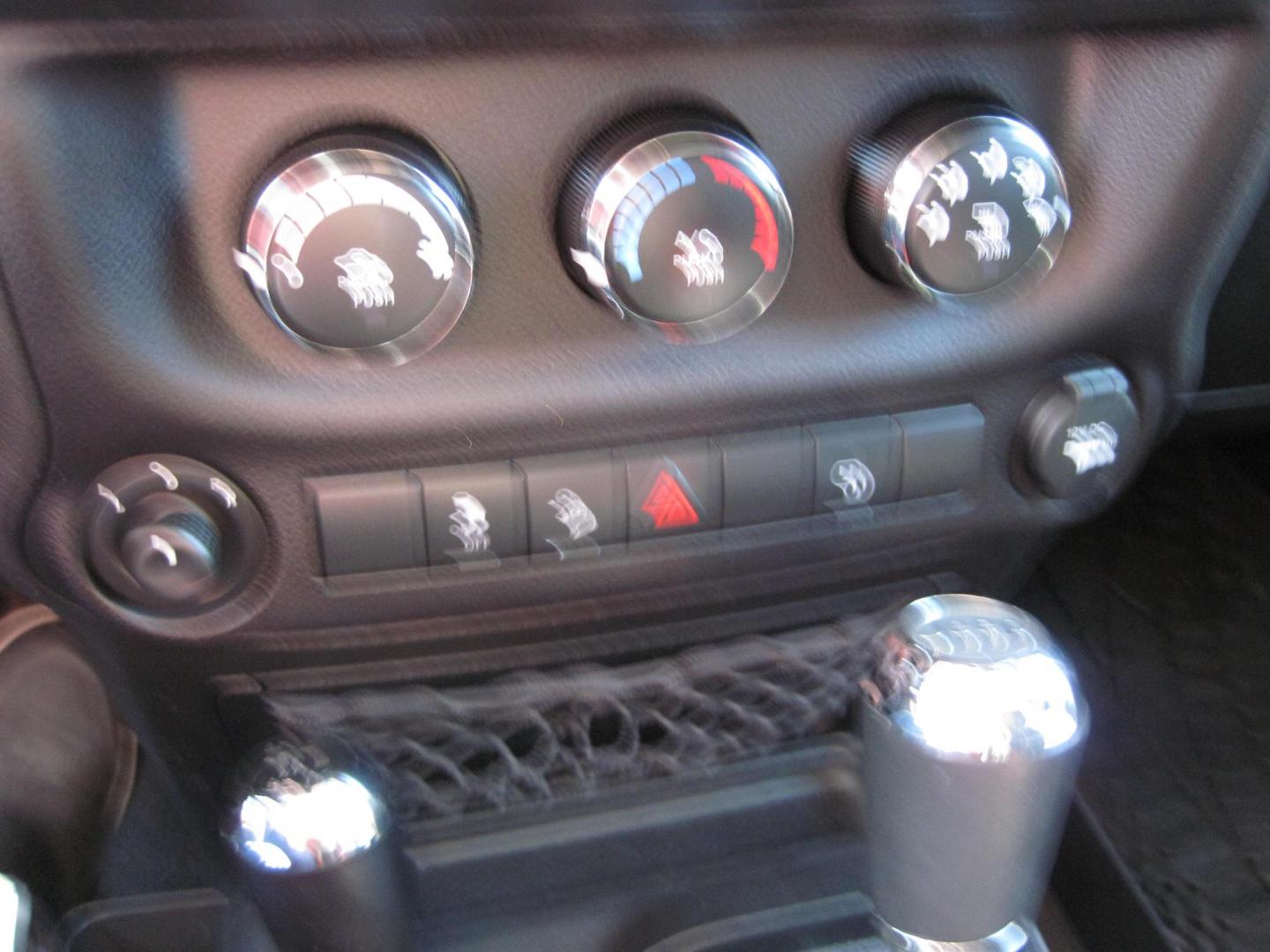 2018 silver /black Jeep Wrangler Unlimited Sahara 4WD (1C4HJWEG5JL) with an 3.6L V6 DOHC 24V FFV engine, located at 9530 Old Seward Highway, Anchorage, AK, 99515, (907) 349-3343, 61.134140, -149.865570 - Photo#19