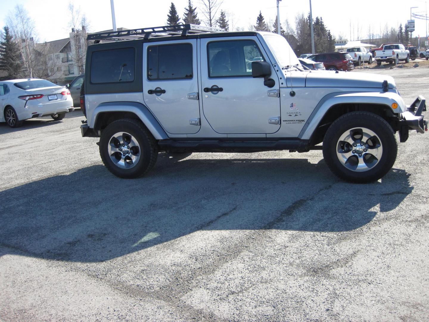 2018 silver /black Jeep Wrangler Unlimited Sahara 4WD (1C4HJWEG5JL) with an 3.6L V6 DOHC 24V FFV engine, located at 9530 Old Seward Highway, Anchorage, AK, 99515, (907) 349-3343, 61.134140, -149.865570 - Photo#2
