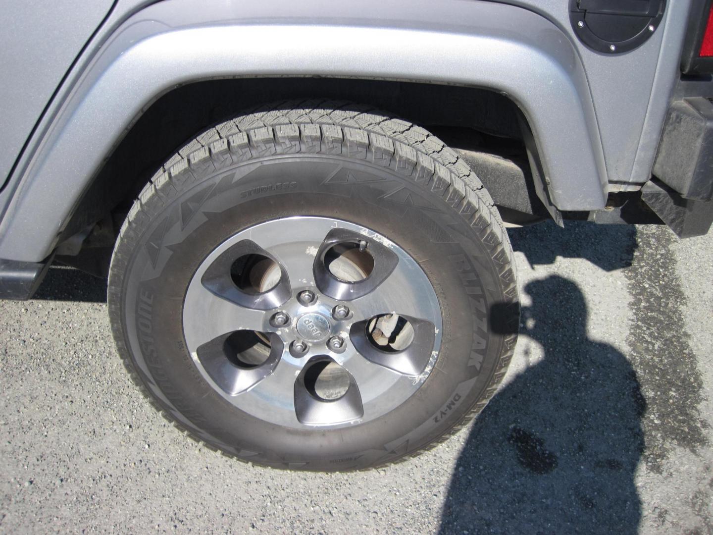 2018 silver /black Jeep Wrangler Unlimited Sahara 4WD (1C4HJWEG5JL) with an 3.6L V6 DOHC 24V FFV engine, located at 9530 Old Seward Highway, Anchorage, AK, 99515, (907) 349-3343, 61.134140, -149.865570 - Photo#9