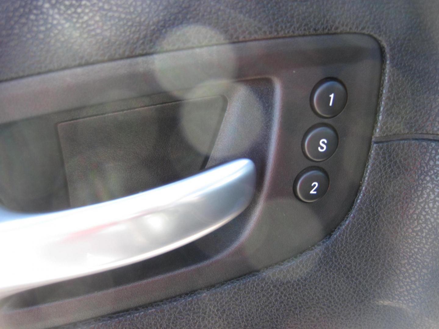 2022 gray /gray Chrysler 300 Touring L AWD (2C3CCASGXNH) with an 3.6L V6 DOHC 24V engine, 8A transmission, located at 9530 Old Seward Highway, Anchorage, AK, 99515, (907) 349-3343, 61.134140, -149.865570 - Low Miles on this 2022 Chrysler 300 Touring L AWD come take a test drive - Photo#10