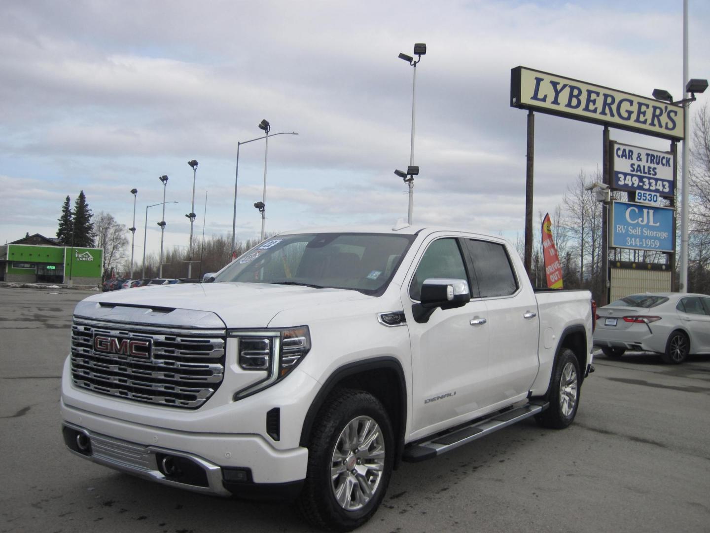 2022 white /brown GMC Sierra 1500 Denali Crew Cab 4WD (3GTUUGED9NG) with an 5.3L V8 OHV 16V engine, 6A transmission, located at 9530 Old Seward Highway, Anchorage, AK, 99515, (907) 349-3343, 61.134140, -149.865570 - Nice Loaded 2022 GMC Sierra 1500 crew cab Denali come take a test drive - Photo#0