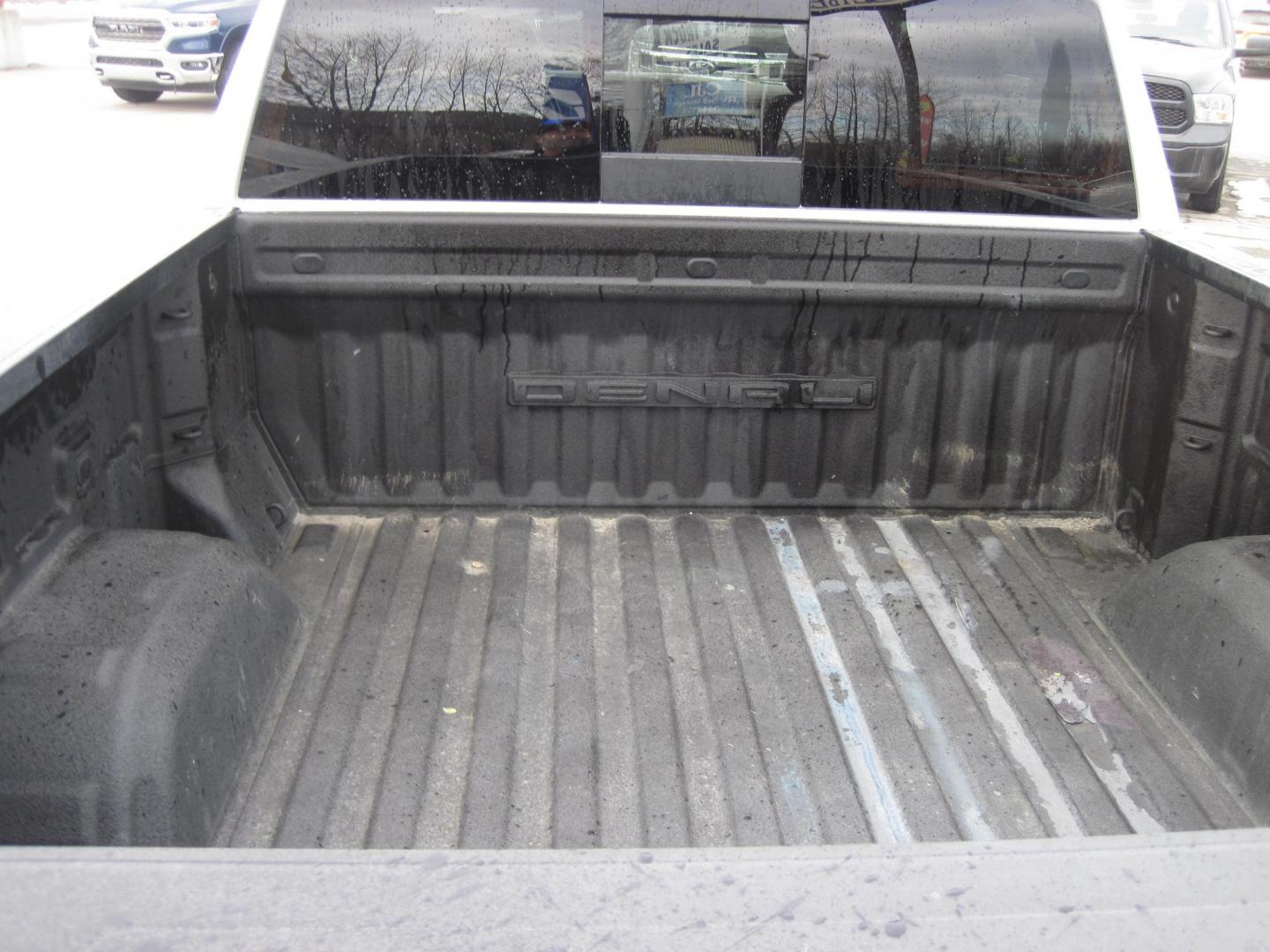 2022 white /brown GMC Sierra 1500 Denali Crew Cab 4WD (3GTUUGED9NG) with an 5.3L V8 OHV 16V engine, 6A transmission, located at 9530 Old Seward Highway, Anchorage, AK, 99515, (907) 349-3343, 61.134140, -149.865570 - Nice Loaded 2022 GMC Sierra 1500 crew cab Denali come take a test drive - Photo#4