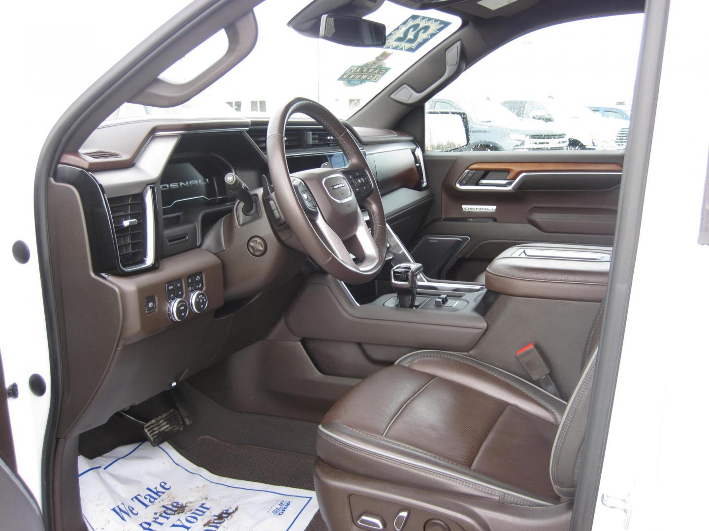 2022 white /brown GMC Sierra 1500 Denali Crew Cab 4WD (3GTUUGED9NG) with an 5.3L V8 OHV 16V engine, 6A transmission, located at 9530 Old Seward Highway, Anchorage, AK, 99515, (907) 349-3343, 61.134140, -149.865570 - Nice Loaded 2022 GMC Sierra 1500 crew cab Denali come take a test drive - Photo#9