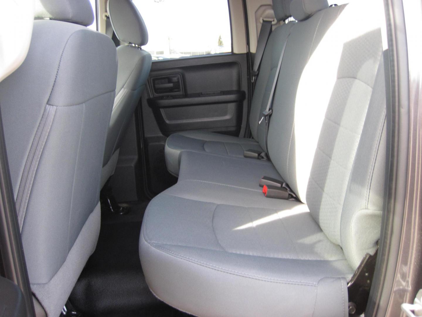 2016 gray /gray RAM 1500 Tradesman Quad Cab 4WD (1C6RR7FG5GS) with an 3.6L V6 DOHC 24V FFV engine, 6A transmission, located at 9530 Old Seward Highway, Anchorage, AK, 99515, (907) 349-3343, 61.134140, -149.865570 - Low Miles on this 2016 Dodge Ram 1500 4x4 come take a test drive - Photo#5