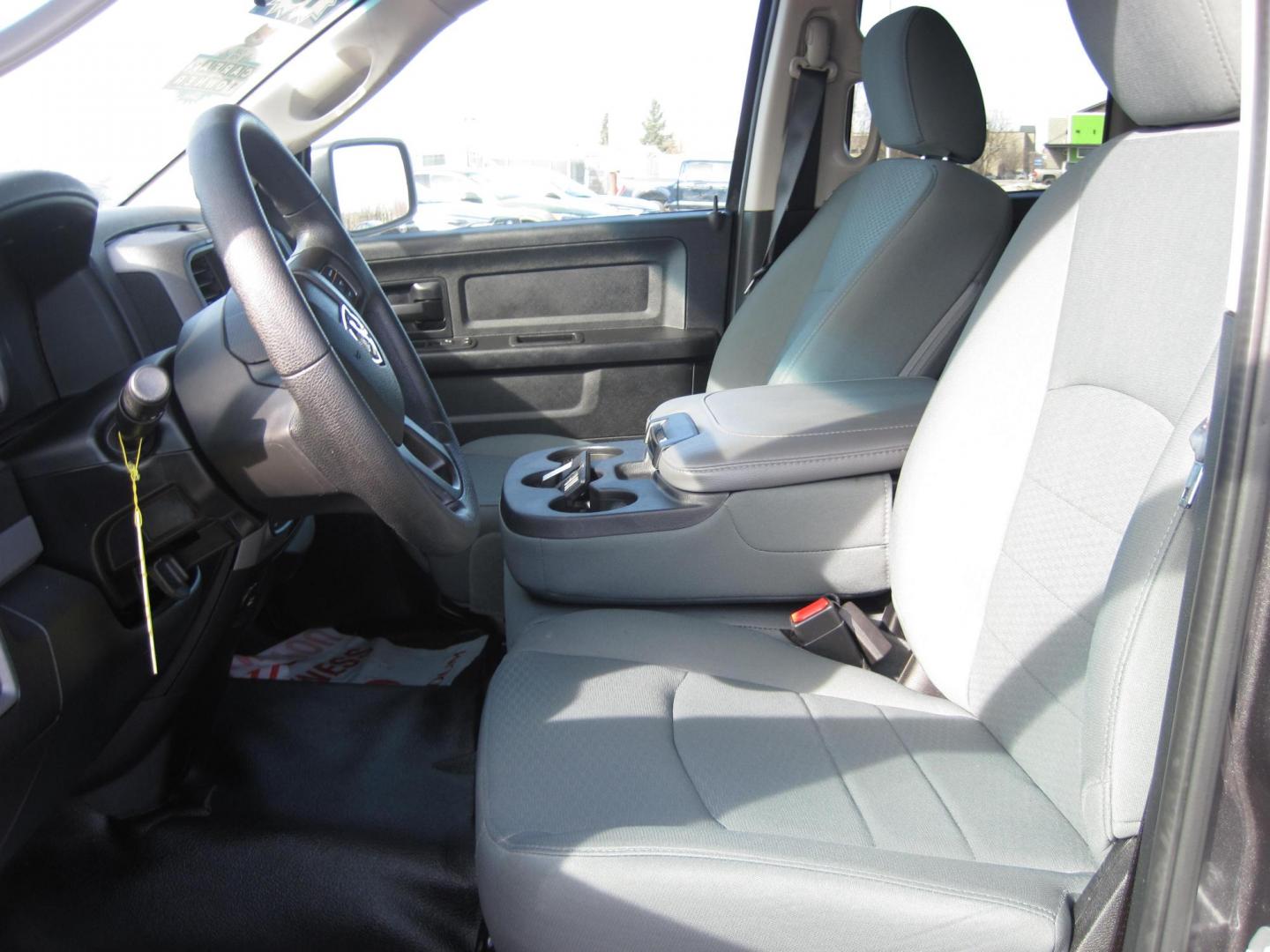 2016 gray /gray RAM 1500 Tradesman Quad Cab 4WD (1C6RR7FG0GS) with an 3.6L V6 DOHC 24V FFV engine, 6A transmission, located at 9530 Old Seward Highway, Anchorage, AK, 99515, (907) 349-3343, 61.134140, -149.865570 - Low Miles on this 2016 Dodge Ram 1500 4x4 come take a test drive - Photo#8