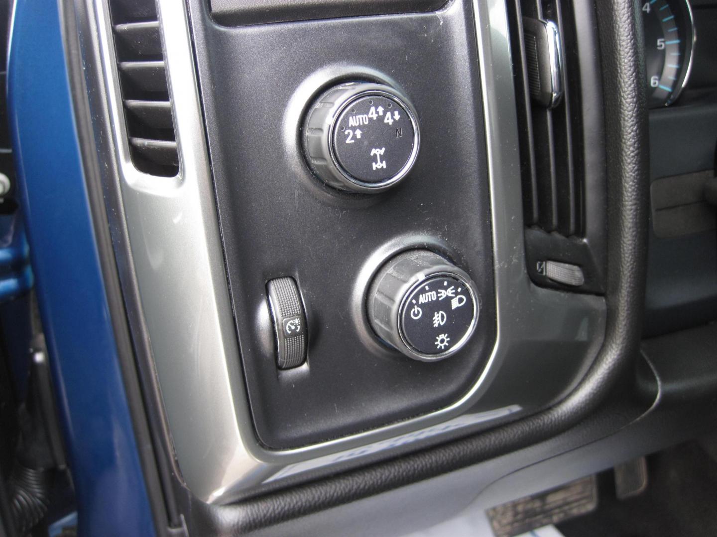 2018 blue /black Chevrolet Silverado 1500 LT Crew Cab 4WD (3GCUKRER2JG) with an 5.3L V8 OHV 16V engine, 6A transmission, located at 9530 Old Seward Highway, Anchorage, AK, 99515, (907) 349-3343, 61.134140, -149.865570 - Nice 2018 Chevrolet Silverado 1500 crew cab 4wd, come take a test drive - Photo#11