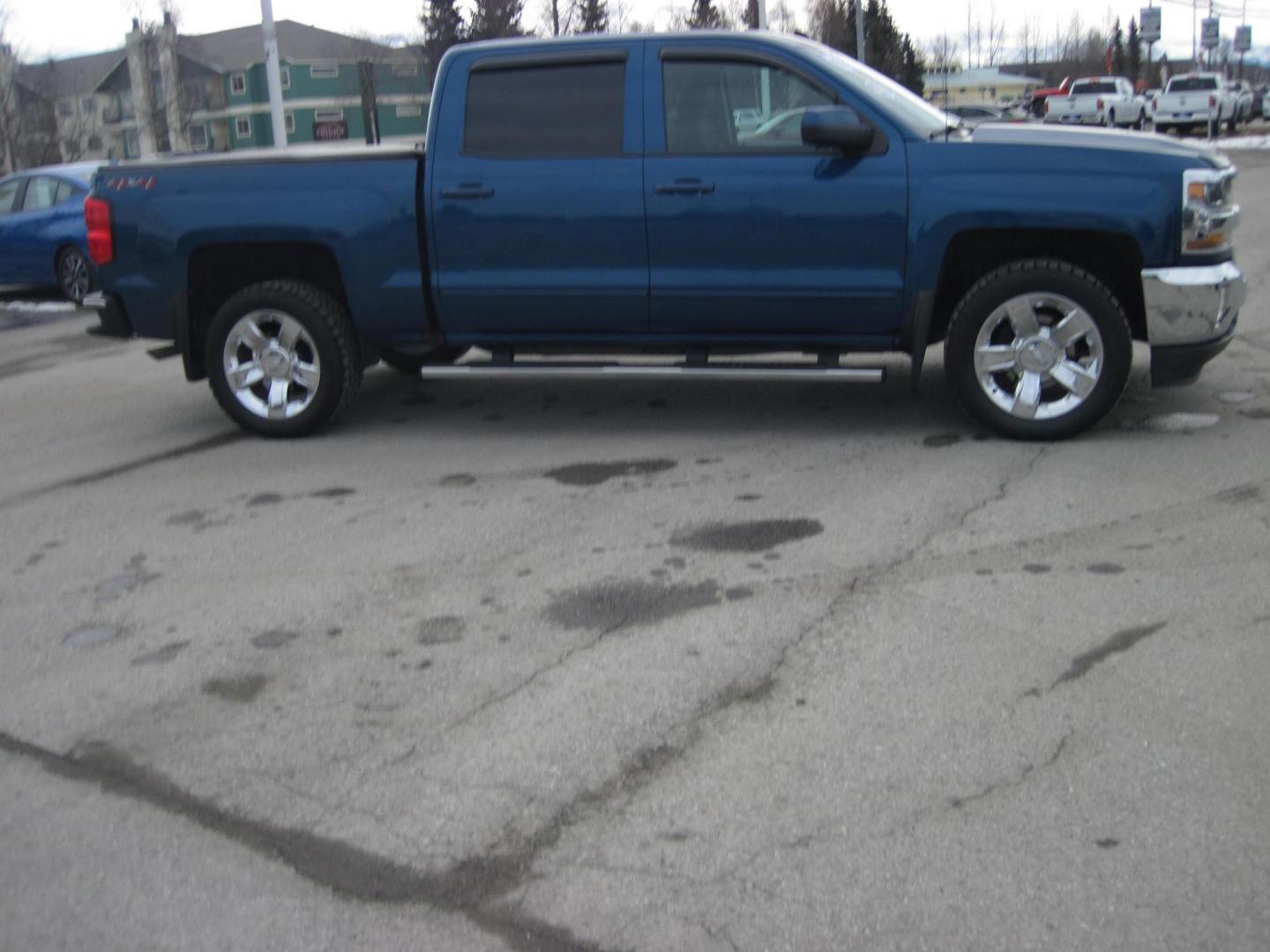 2018 blue /black Chevrolet Silverado 1500 LT Crew Cab 4WD (3GCUKRER2JG) with an 5.3L V8 OHV 16V engine, 6A transmission, located at 9530 Old Seward Highway, Anchorage, AK, 99515, (907) 349-3343, 61.134140, -149.865570 - Nice 2018 Chevrolet Silverado 1500 crew cab 4wd, come take a test drive - Photo#2